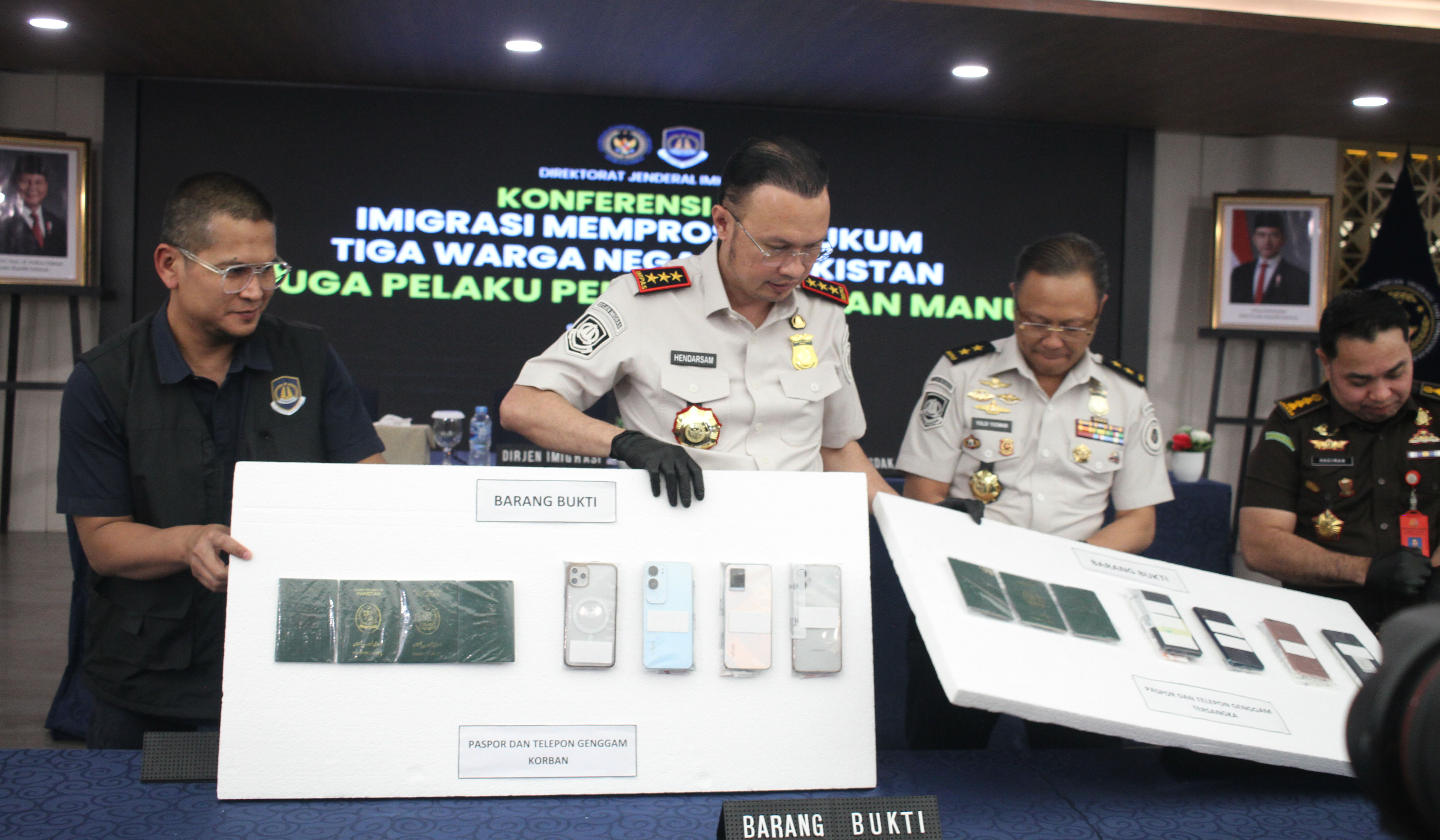 Konferensi pers penangkapan 3 WNA Pakistan. (Agus Priatna/SinPo.id)