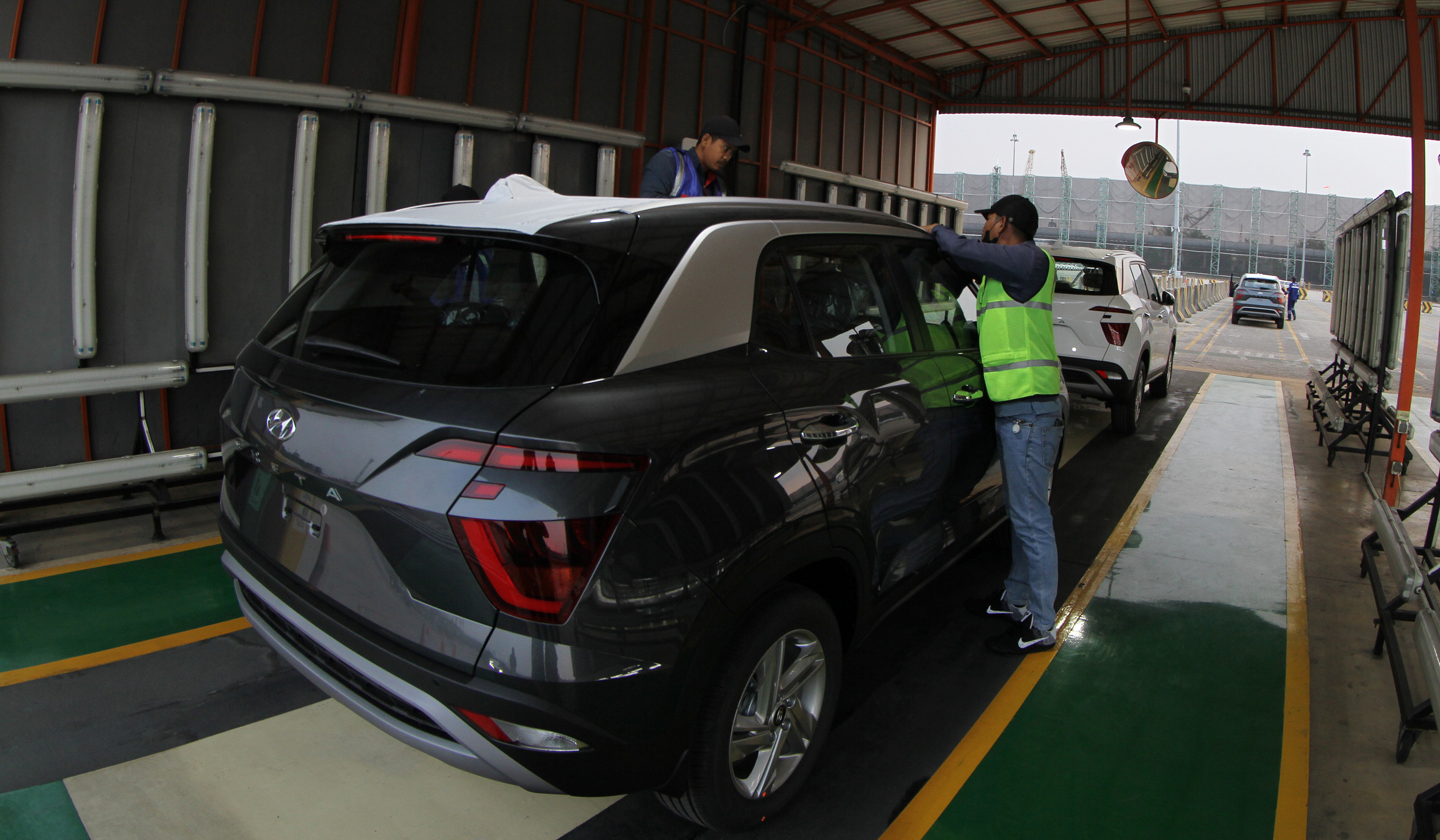 Pengecekan mobil di IPCC, Jakarta. (Agus Priatna/SinPo.id)