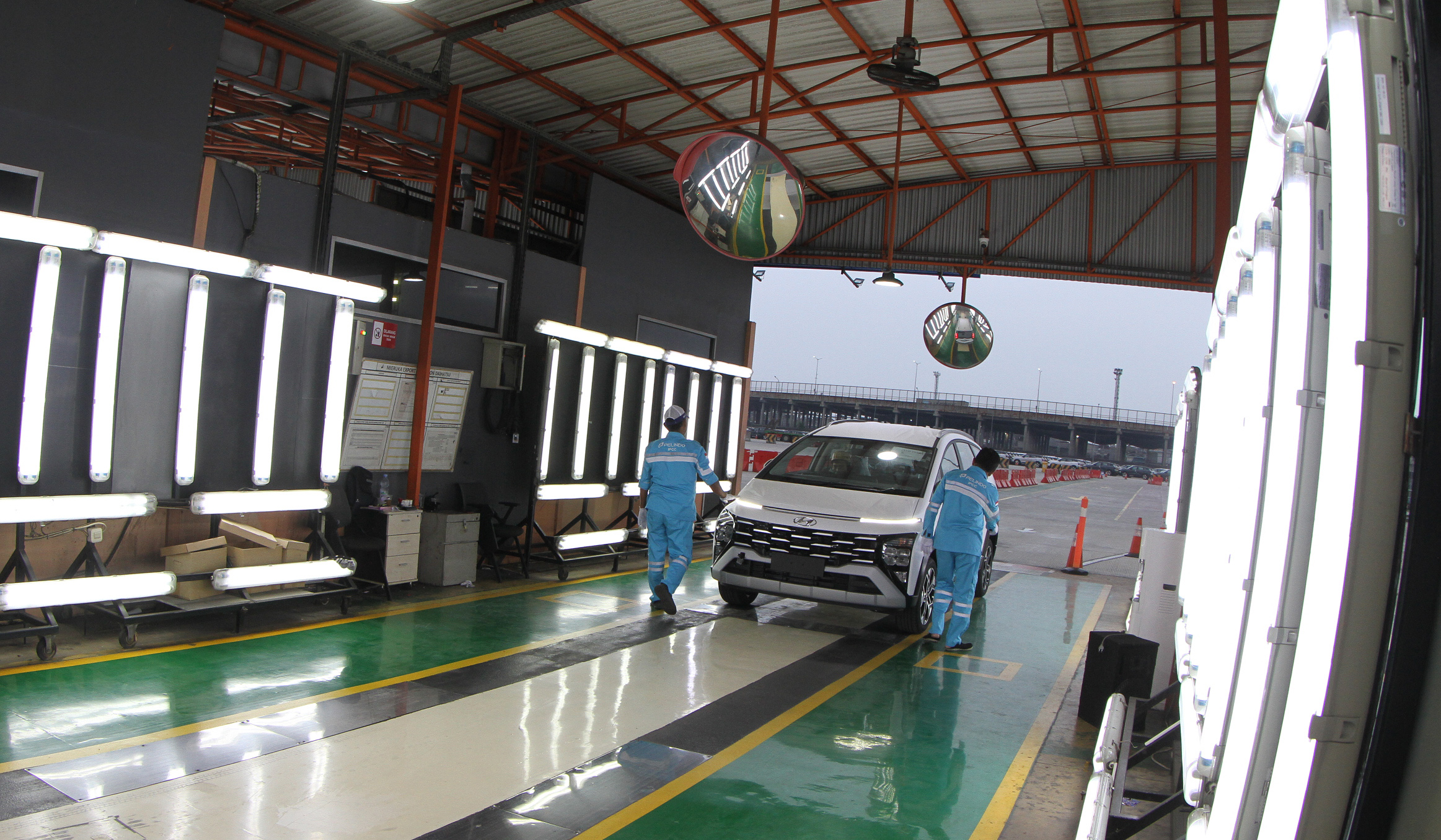 Pengecekan mobil di IPCC, Jakarta. (Agus Priatna/SinPo.id)