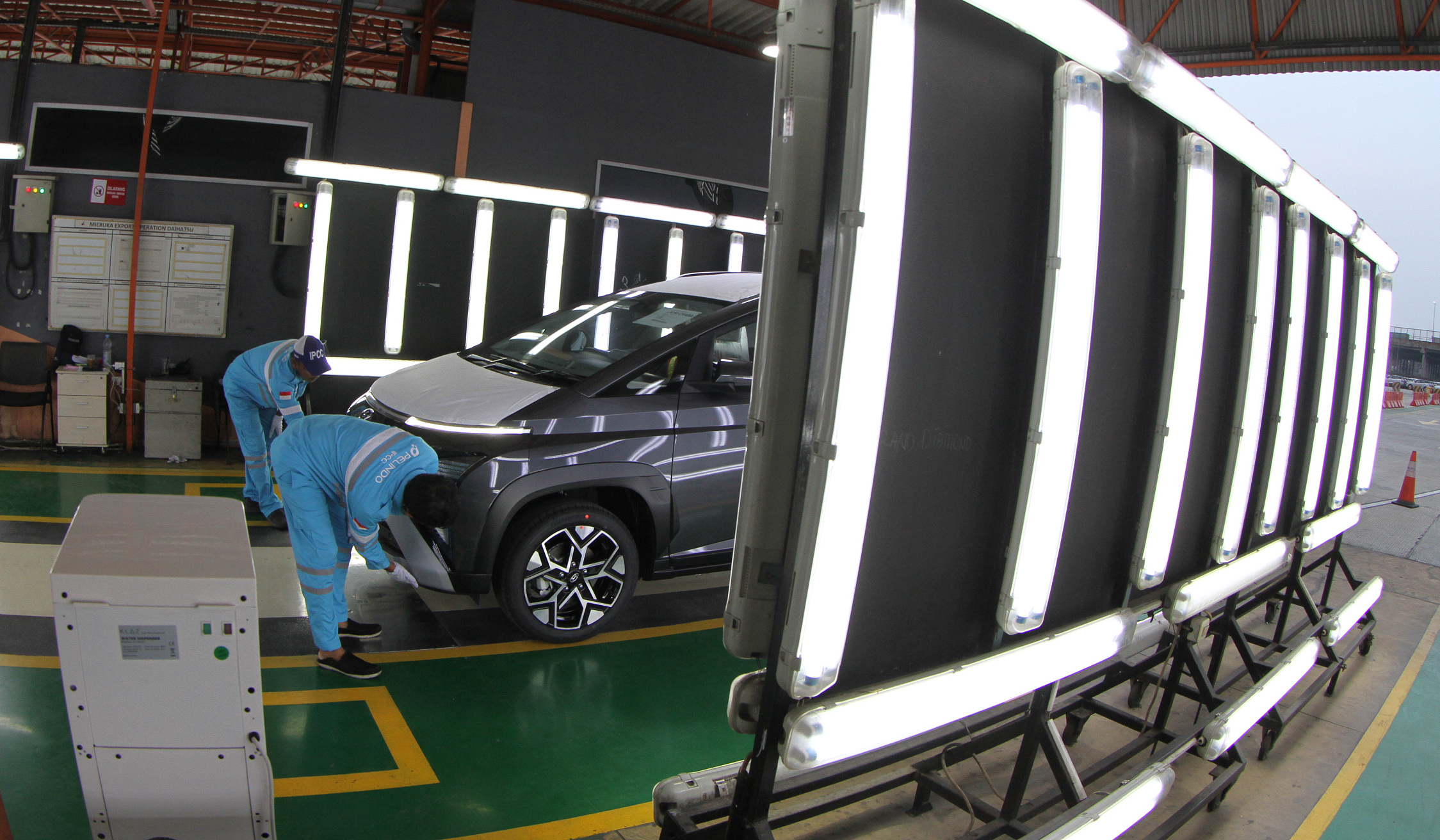 Pengecekan mobil di IPCC, Jakarta. (Agus Priatna/SinPo.id)