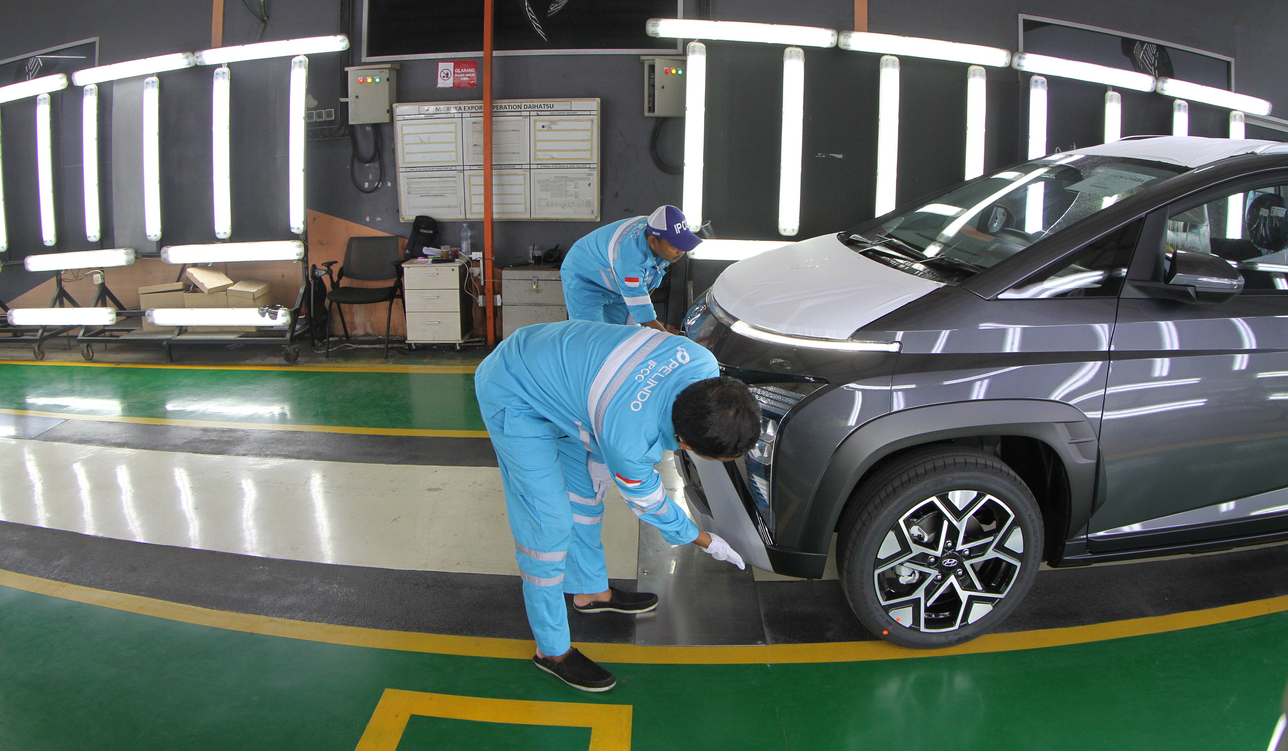 Pengecekan mobil di IPCC, Jakarta. (Agus Priatna/SinPo.id)