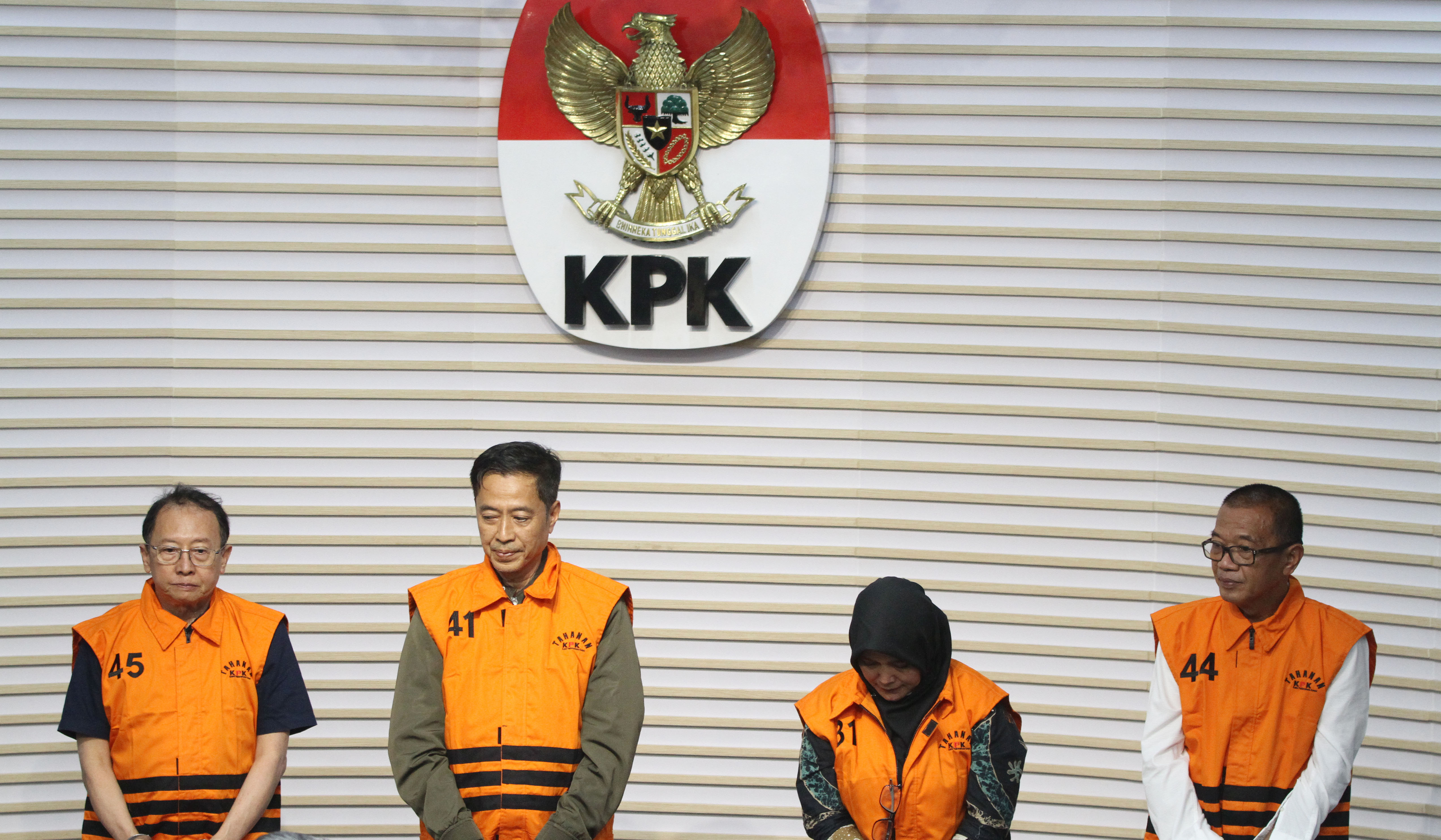 Empat tersangka kasus dugaan pemerasan gratifikasi dan pemerasan. (Agus Priatna/SinPo.id)