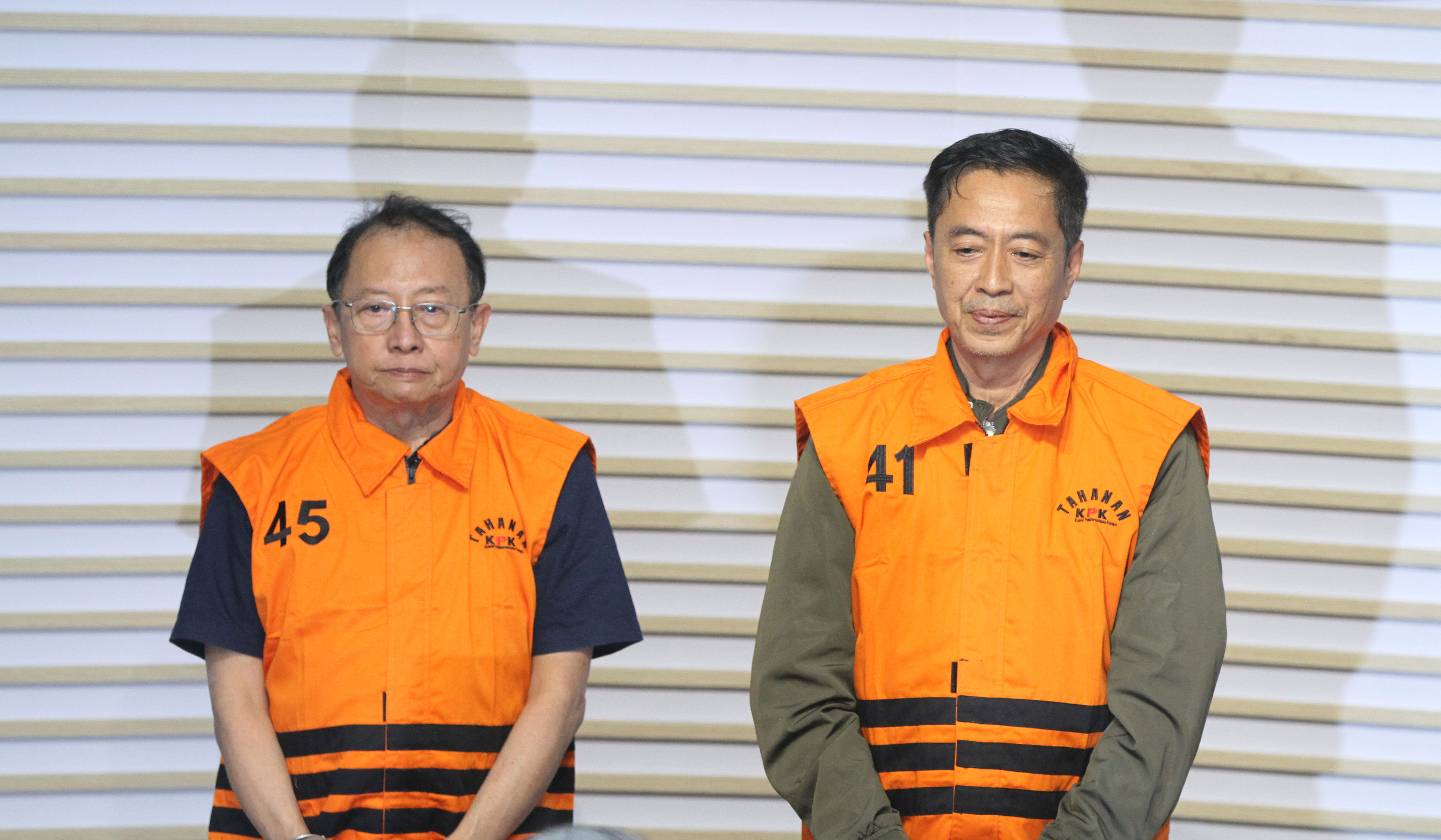 Empat tersangka kasus dugaan pemerasan gratifikasi dan pemerasan. (Agus Priatna/SinPo.id)