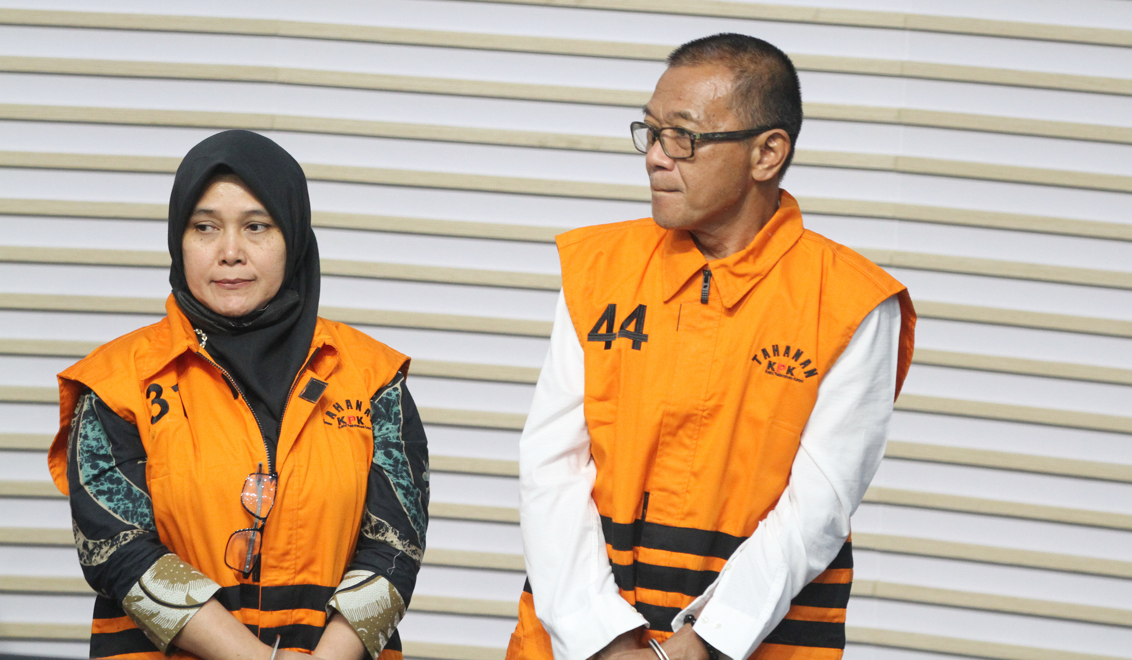 Empat tersangka kasus dugaan pemerasan gratifikasi dan pemerasan. (Agus Priatna/SinPo.id)