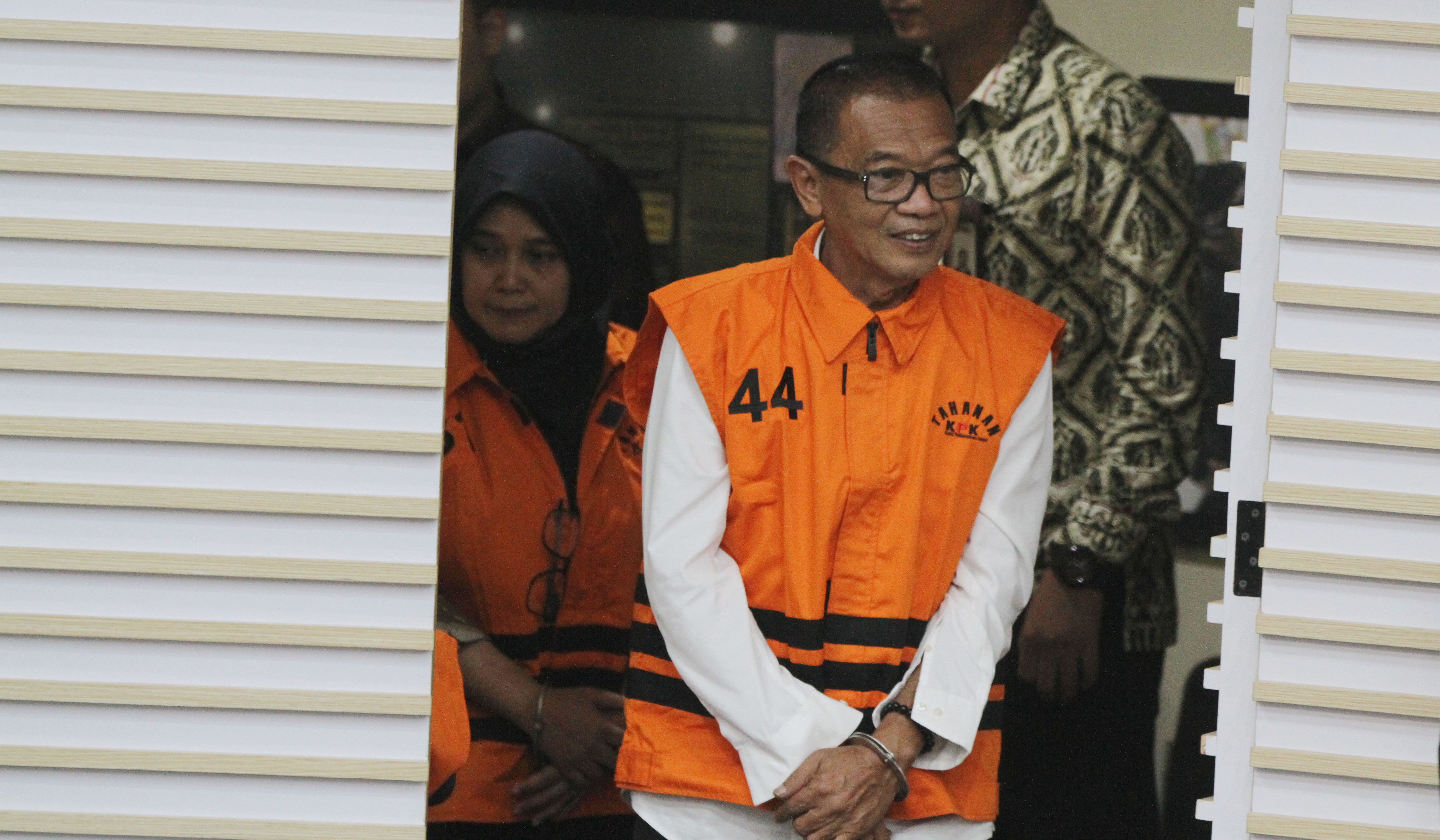 Empat tersangka kasus dugaan pemerasan gratifikasi dan pemerasan. (Agus Priatna/SinPo.id)