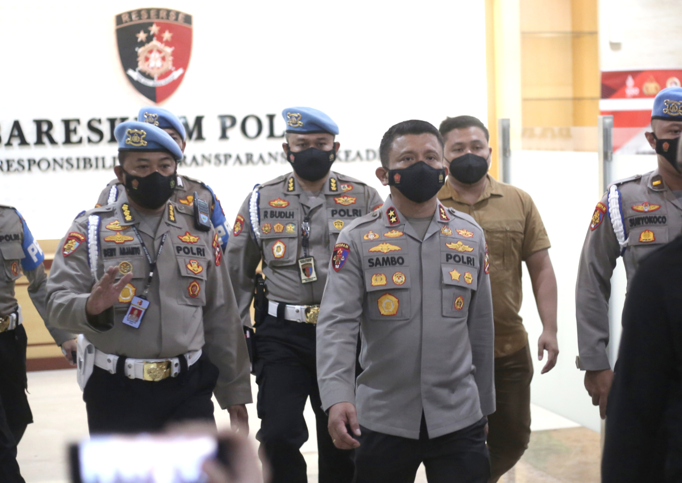 Irjen Ferdy Sambo usai menjalani pemeriksaan di Bareskrim Mabes Polri (Ashar/SinPo.id)