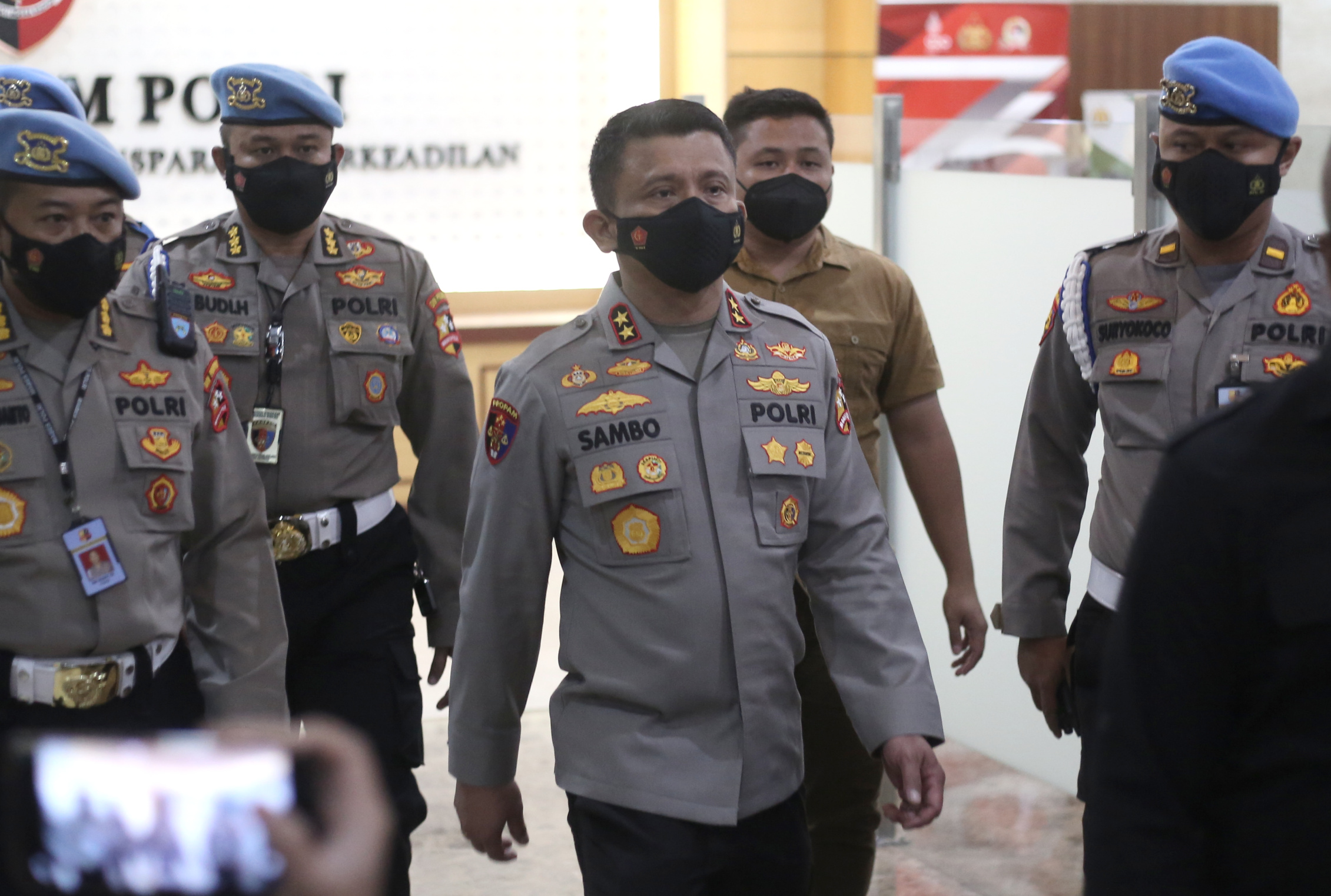 Irjen Ferdy Sambo usai menjalani pemeriksaan di Bareskrim Mabes Polri (Ashar/SinPo.id)