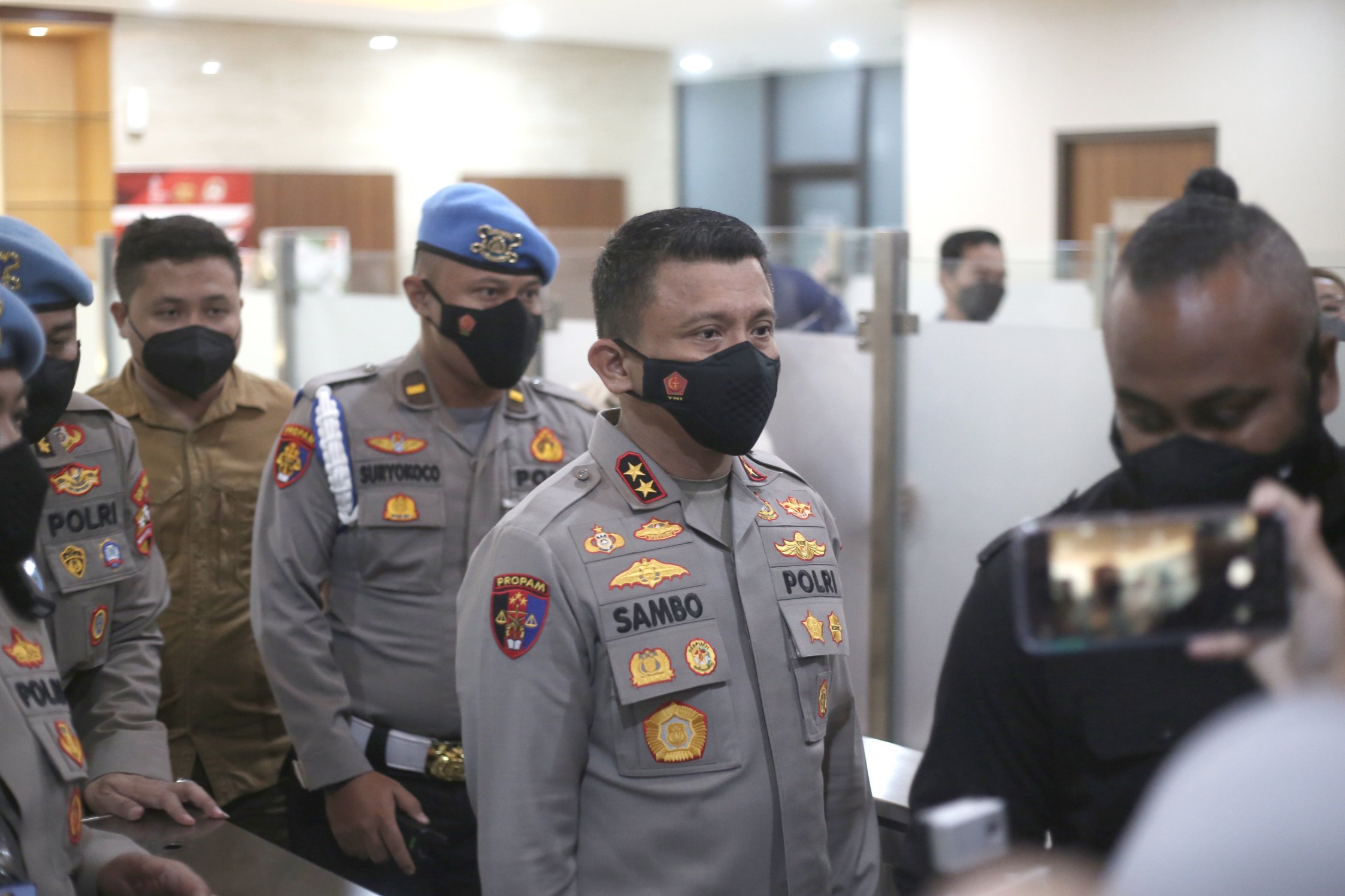 Irjen Ferdy Sambo usai menjalani pemeriksaan di Bareskrim Mabes Polri (Ashar/SinPo.id)