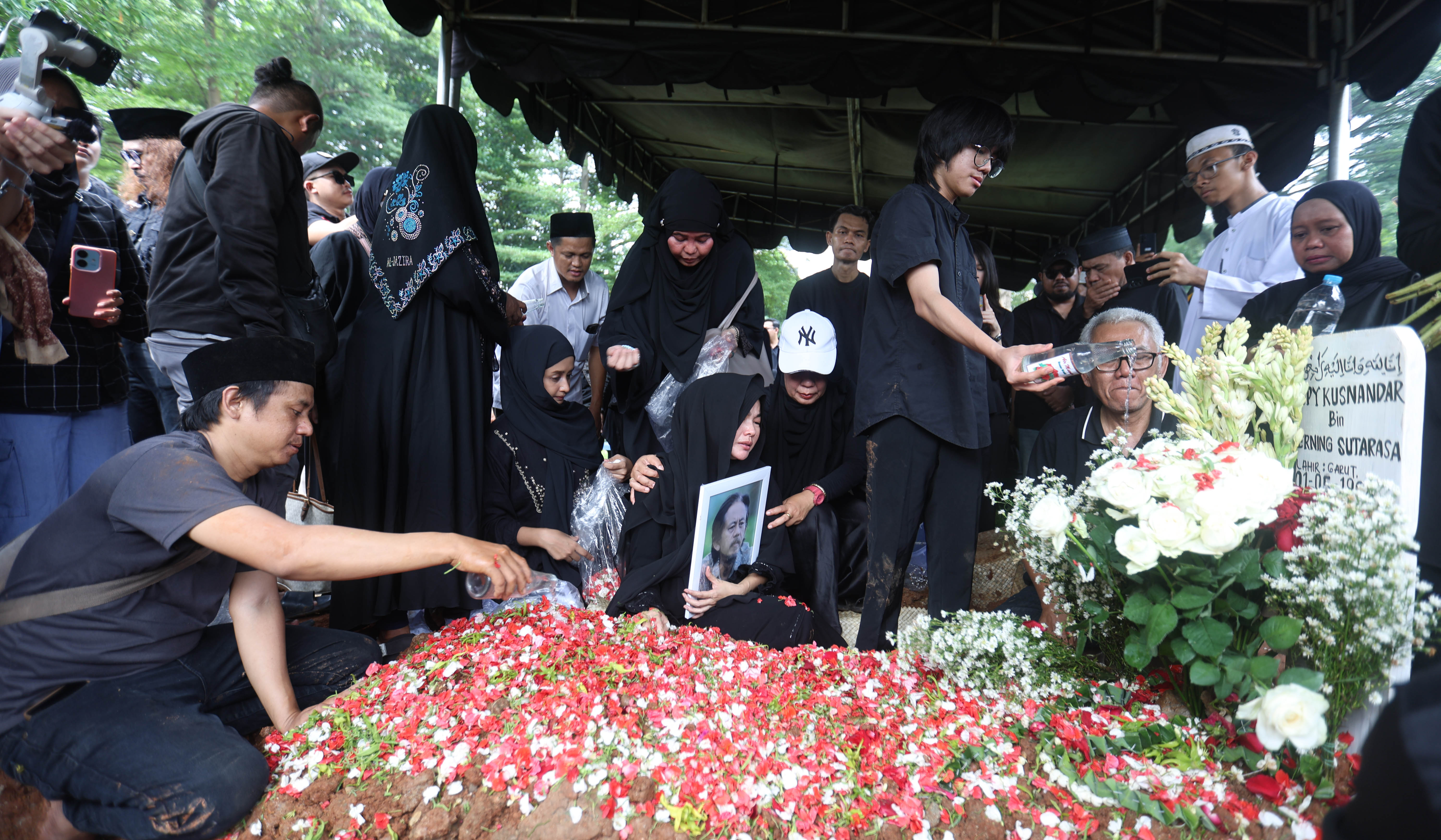 Prosesi pemakaman artis Epy Kusnandar. (Agus Priatna/SinPo.id)