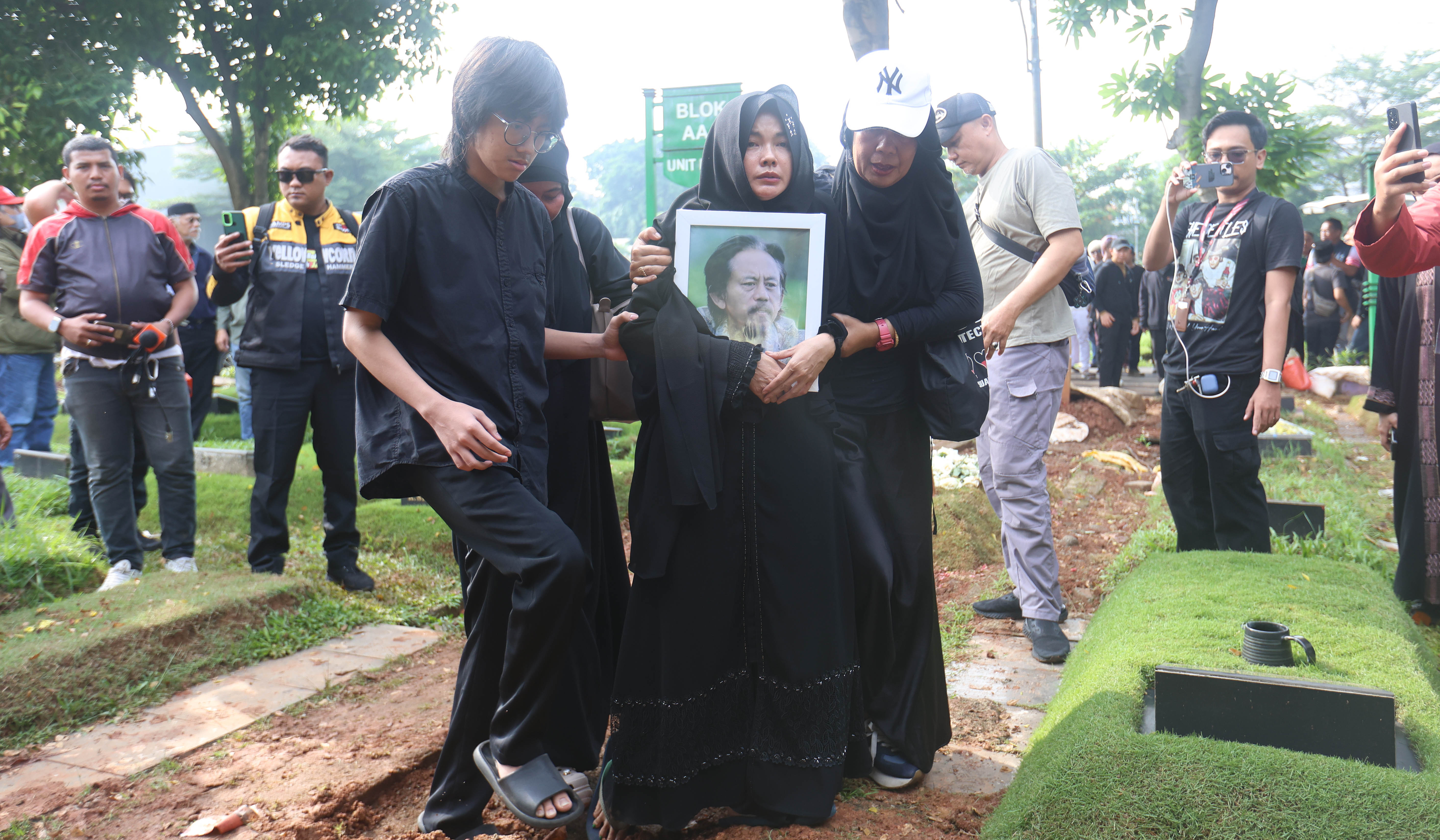 Prosesi pemakaman artis Epy Kusnandar. (Agus Priatna/SinPo.id)