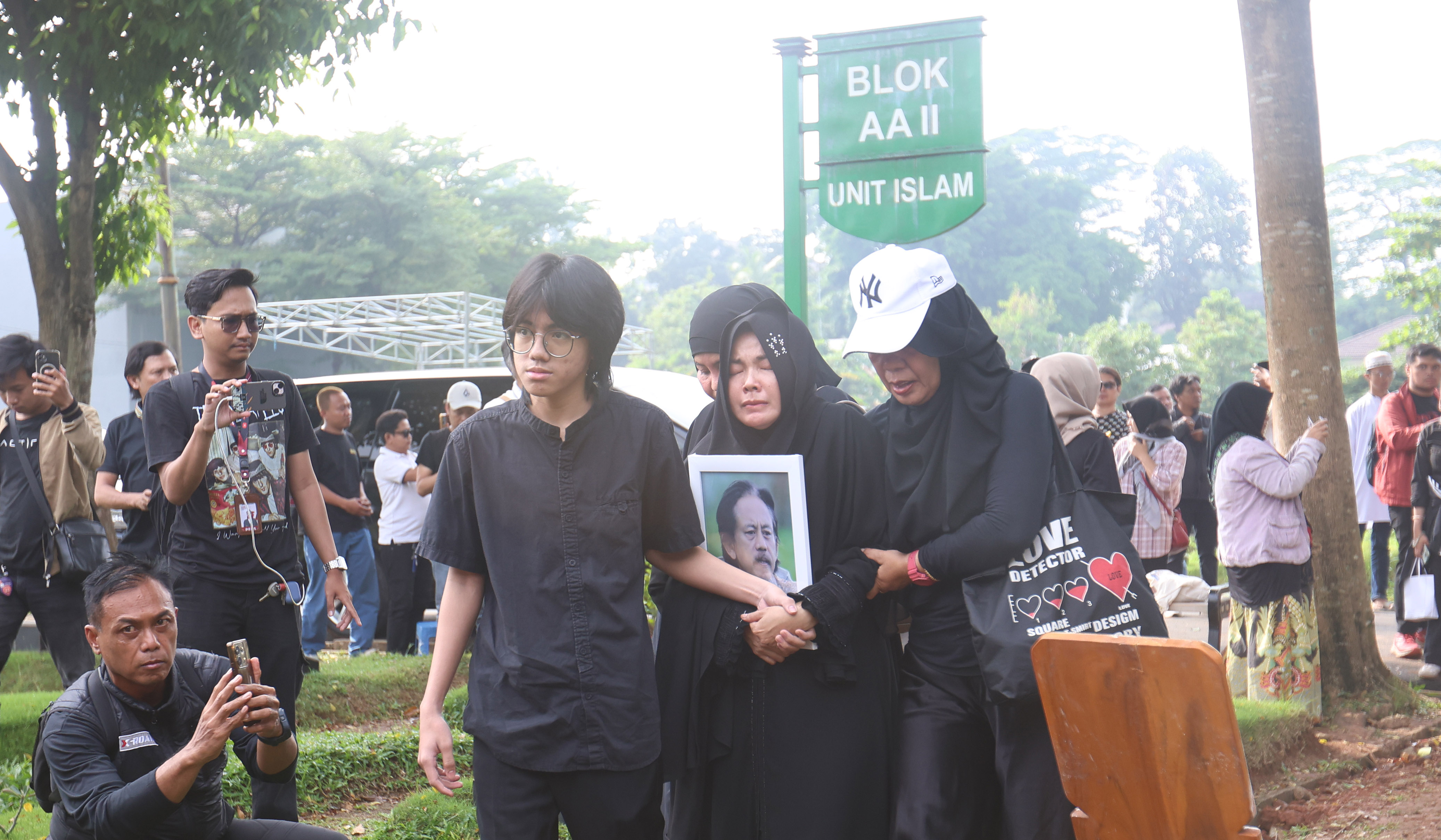 Prosesi pemakaman artis Epy Kusnandar. (Agus Priatna/SinPo.id)