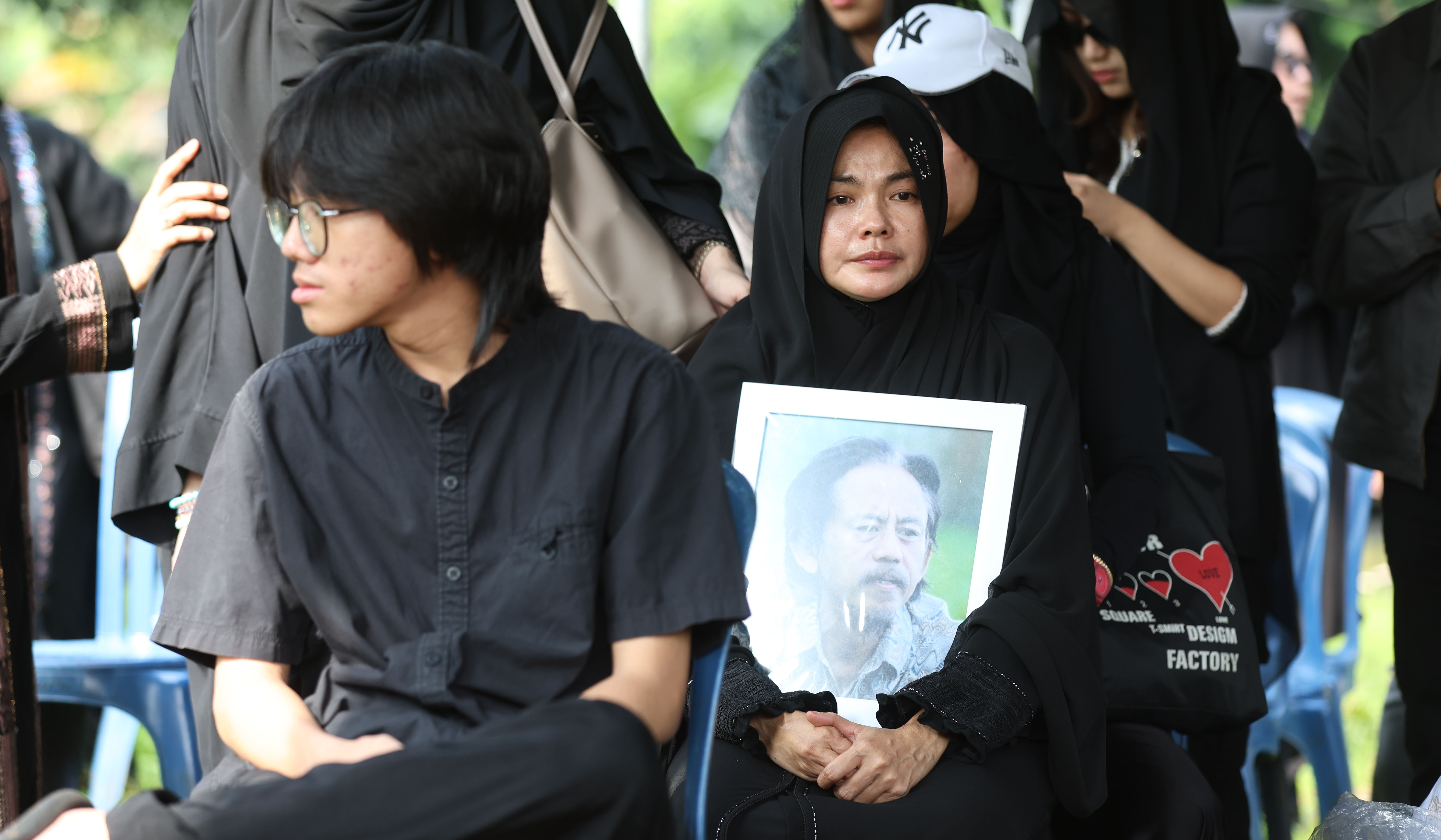 Prosesi pemakaman artis Epy Kusnandar. (Agus Priatna/SinPo.id)