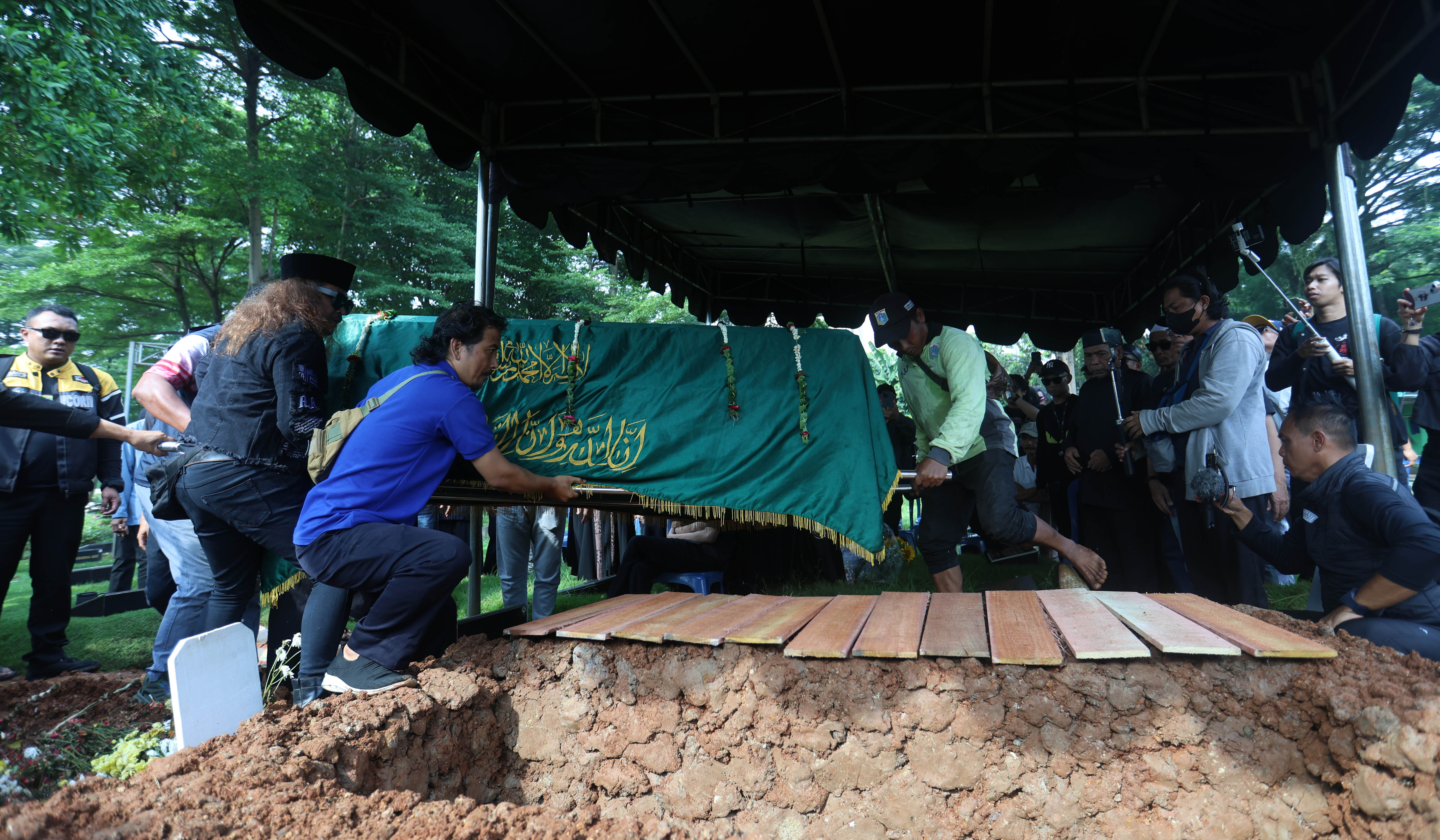 Prosesi pemakaman artis Epy Kusnandar. (Agus Priatna/SinPo.id)