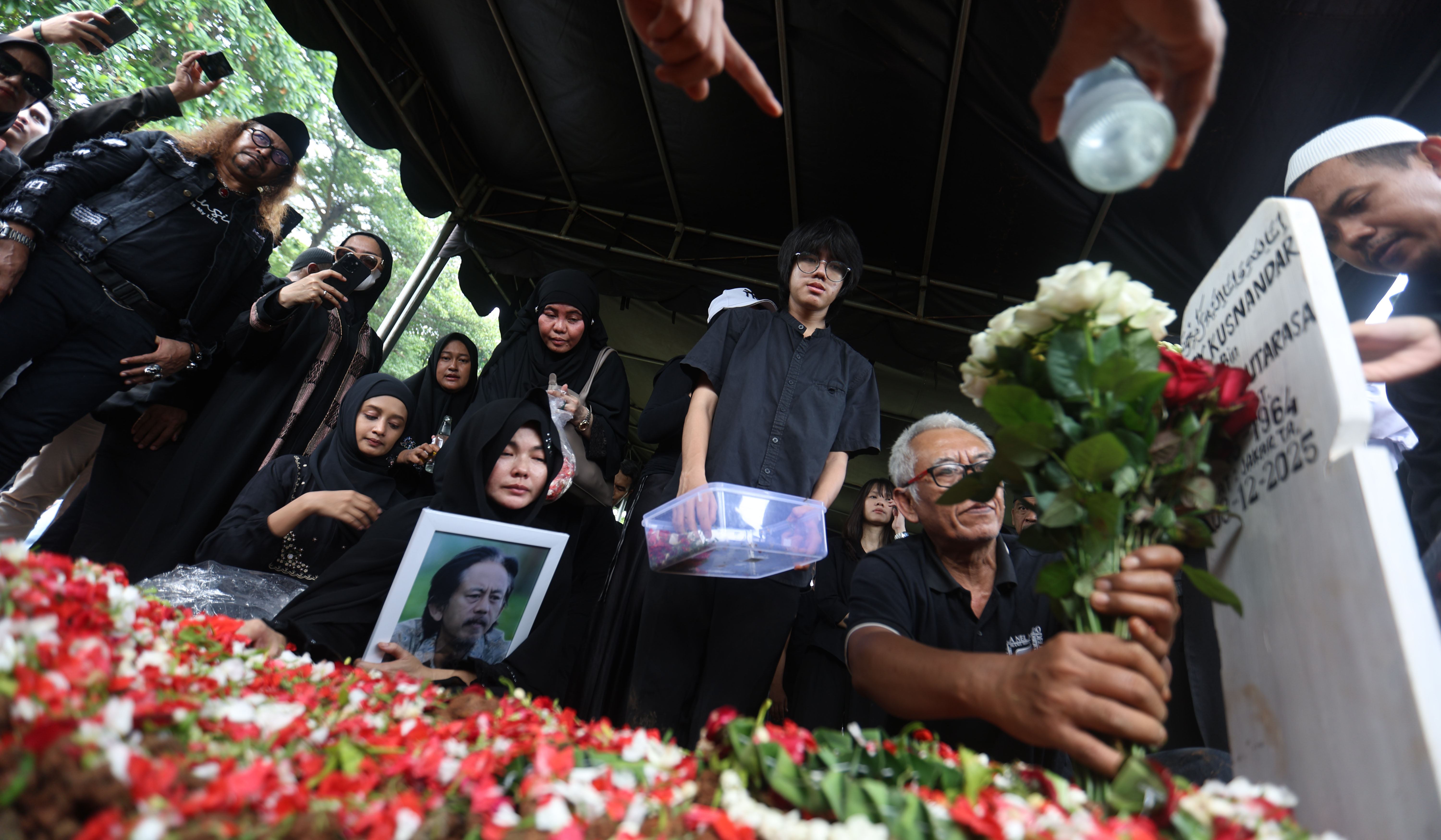 Prosesi pemakaman artis Epy Kusnandar. (Agus Priatna/SinPo.id)