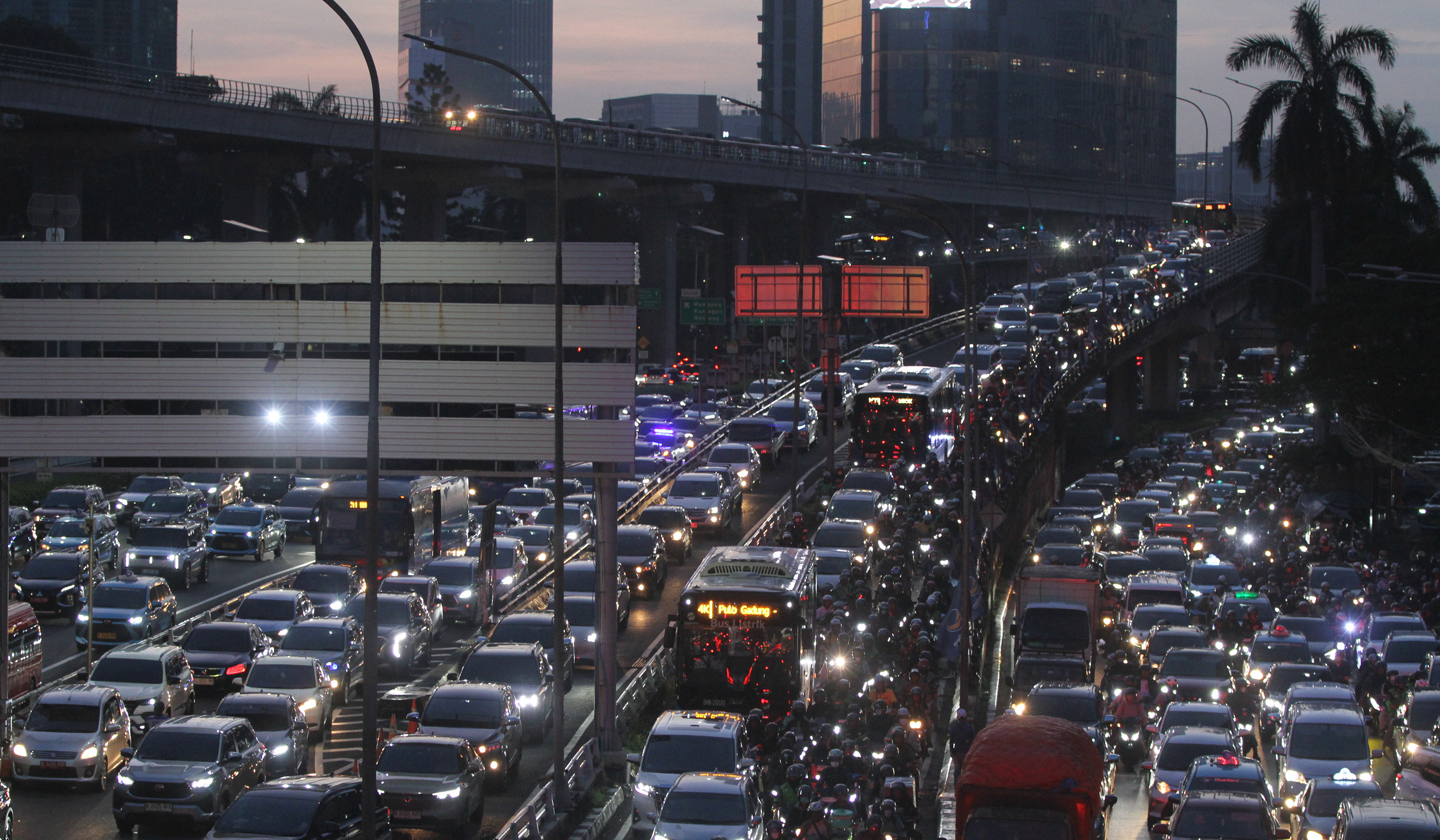 Arus lalu lintas di Jalan Gatot Subroto, Jakarta. (Agus Priatna/SinPo.id)