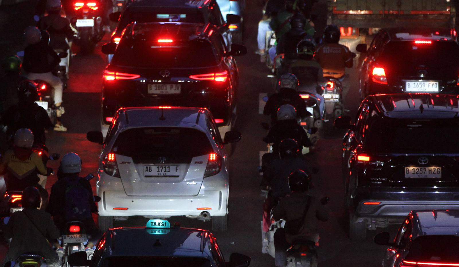 Arus lalu lintas di Jalan Gatot Subroto, Jakarta. (Agus Priatna/SinPo.id)