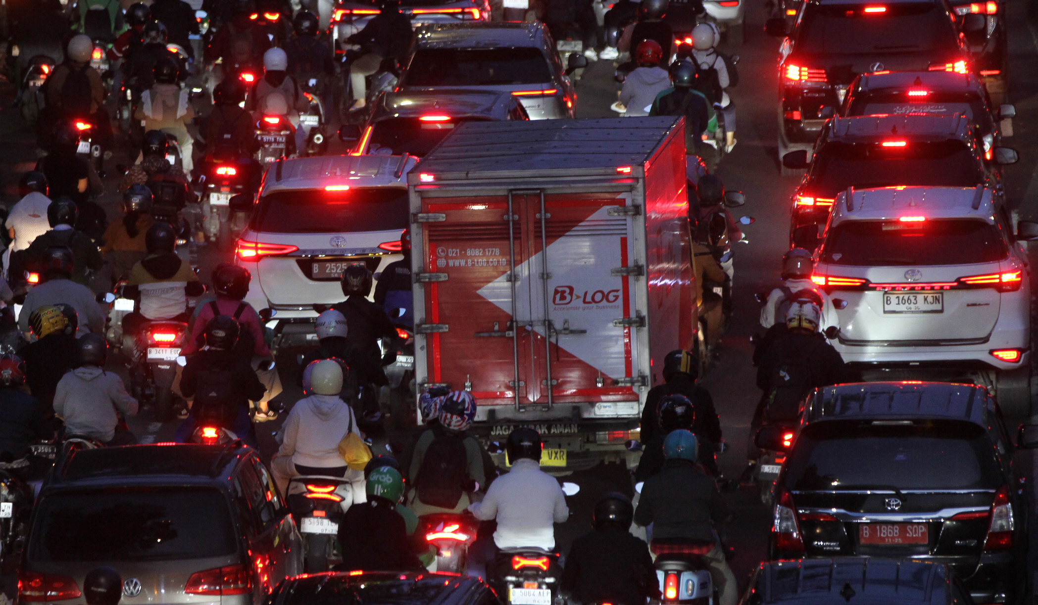 Arus lalu lintas di Jalan Gatot Subroto, Jakarta. (Agus Priatna/SinPo.id)