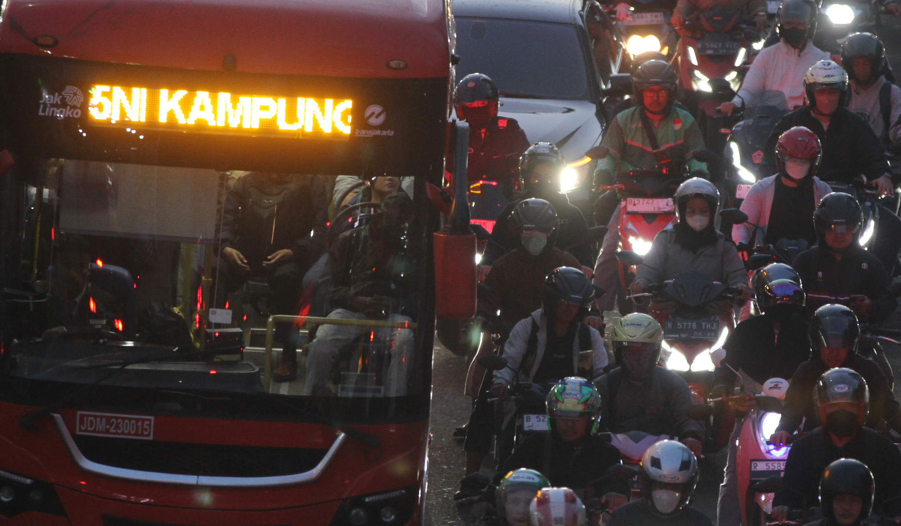 Arus lalu lintas di Jalan Gatot Subroto, Jakarta. (Agus Priatna/SinPo.id)