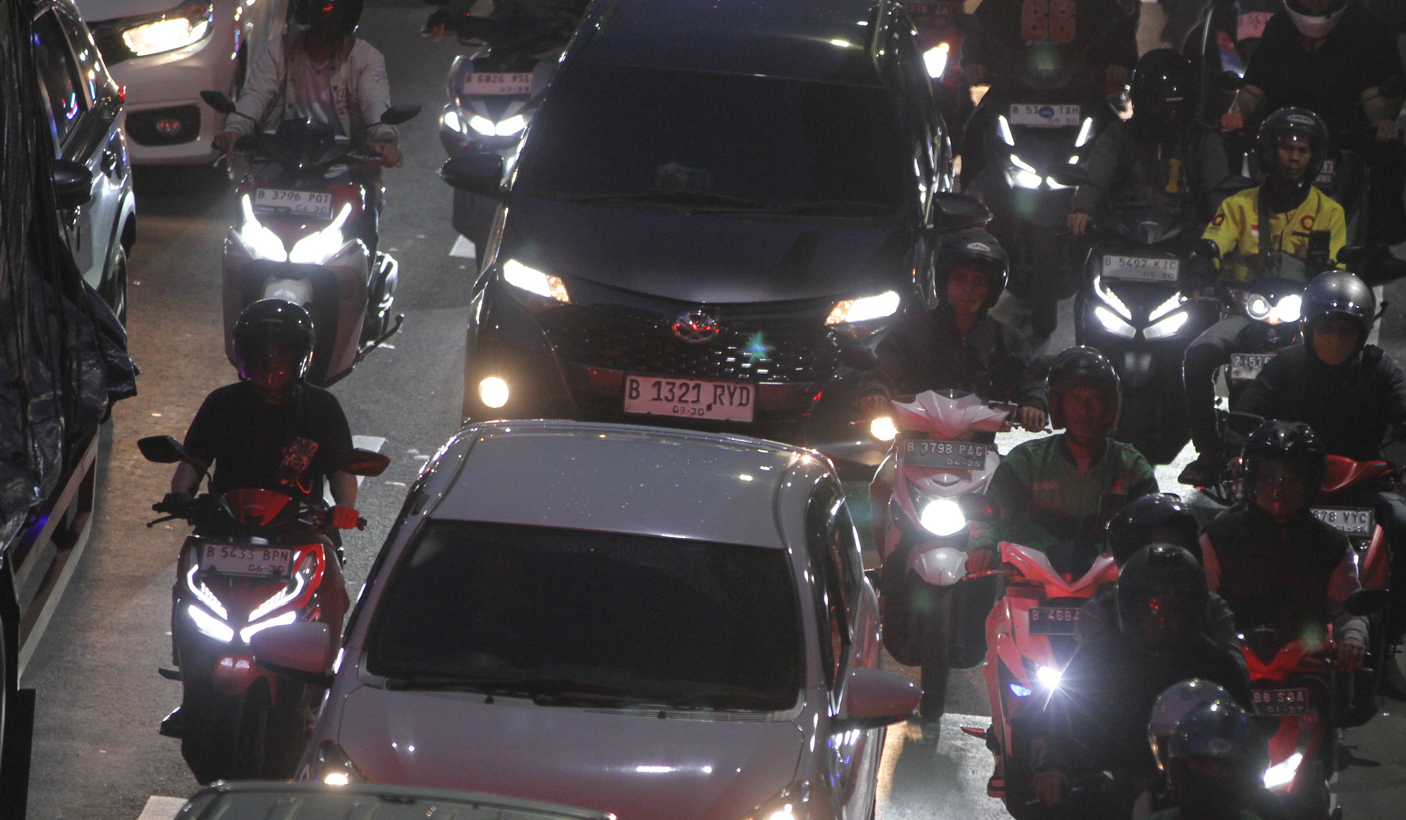 Arus lalu lintas di Jalan Gatot Subroto, Jakarta. (Agus Priatna/SinPo.id)