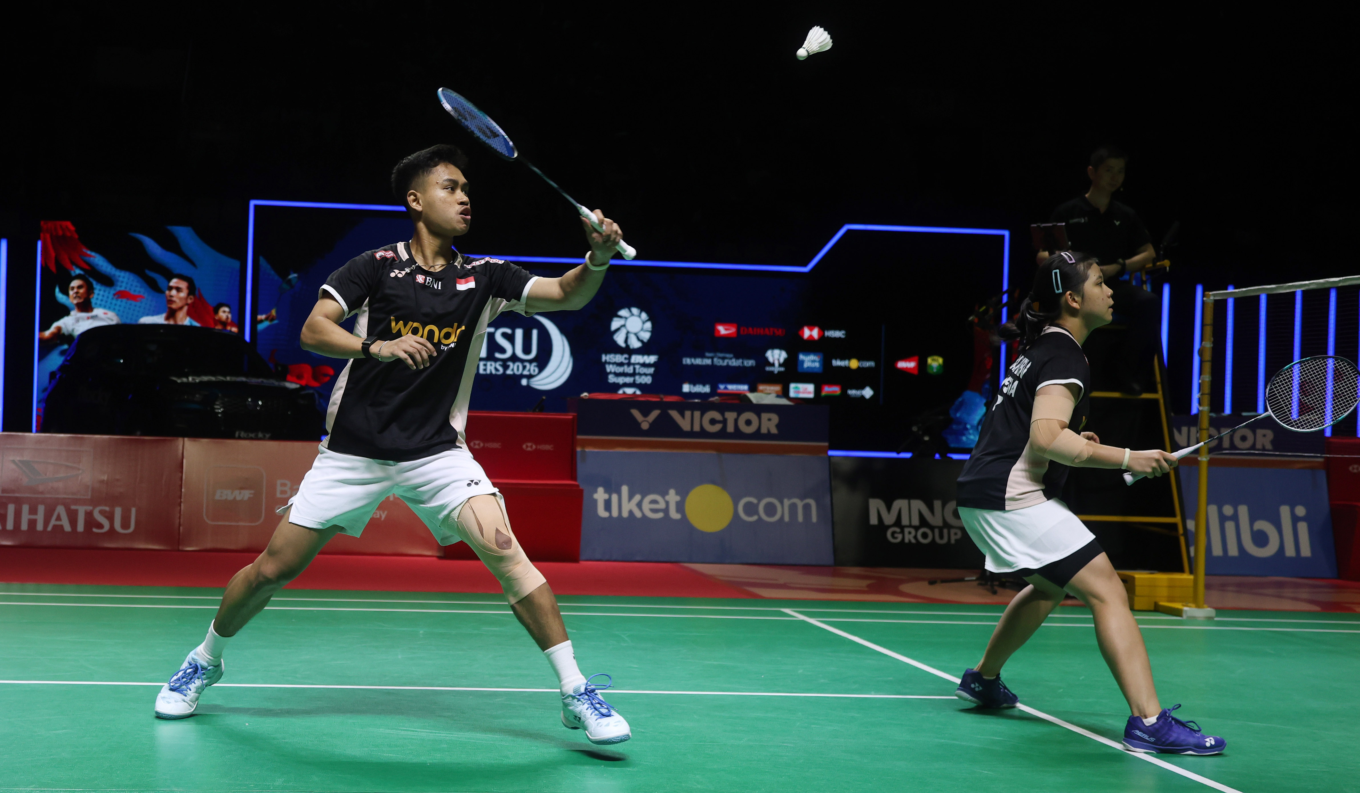 Pasangan ganda campuran Indonesia, Jafar/Felisha, saat bertanding di babak semifinal Indonesia Masters 2026. (Agus Priatna/SinPo.id)