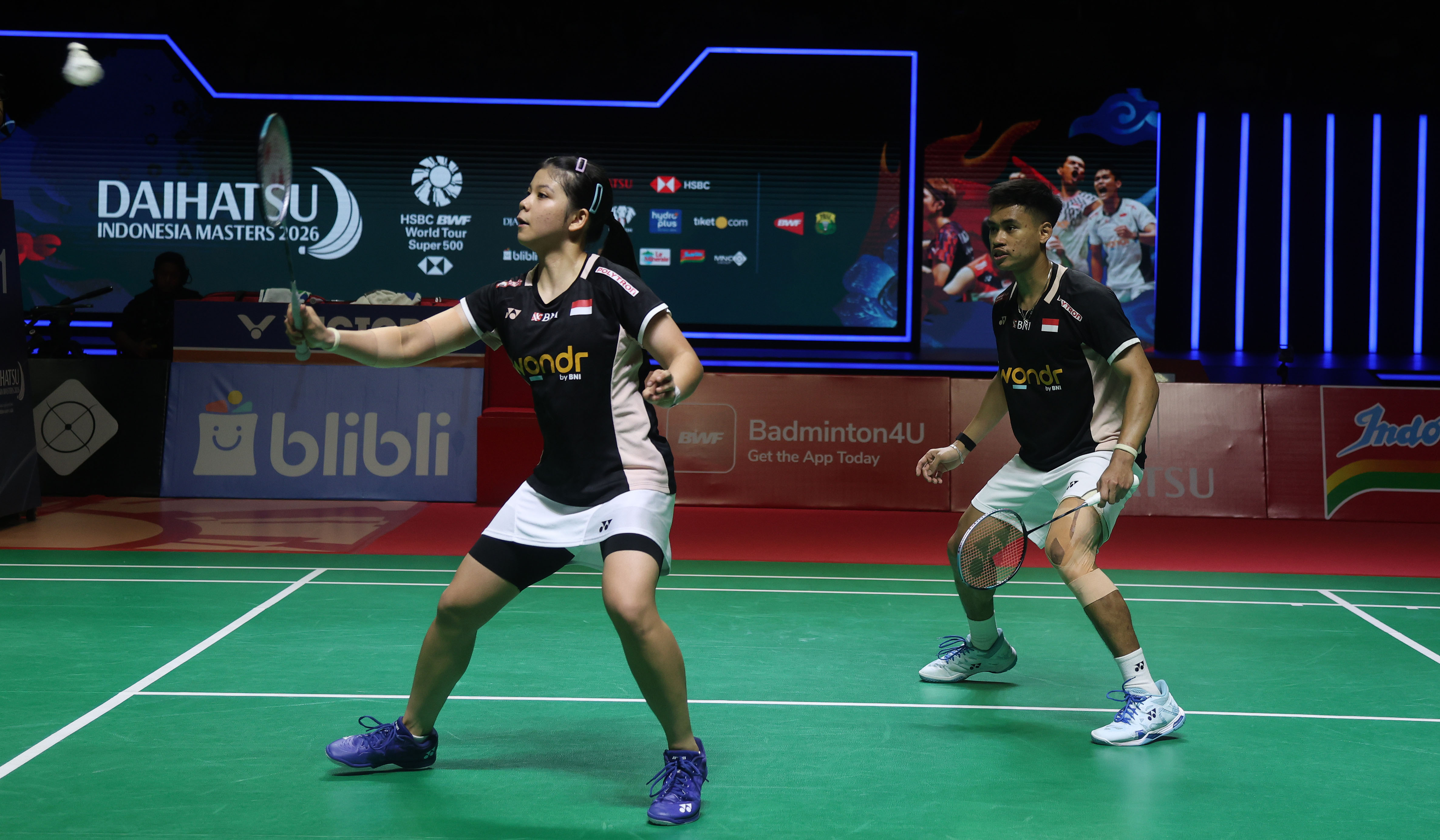 Pasangan ganda campuran Indonesia, Jafar/Felisha, saat bertanding di babak semifinal Indonesia Masters 2026. (Agus Priatna/SinPo.id)