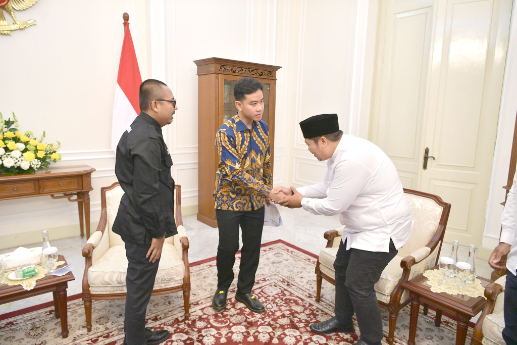 Wakil Presiden Gibran Rakabuming menerima audiensi dengan Dewan Pimpinan Pusat Persatuan Moderator Nasional (DPP PMN) di Istana Wapres (Ashar/Foto: Setwapres/SinPo.id)
