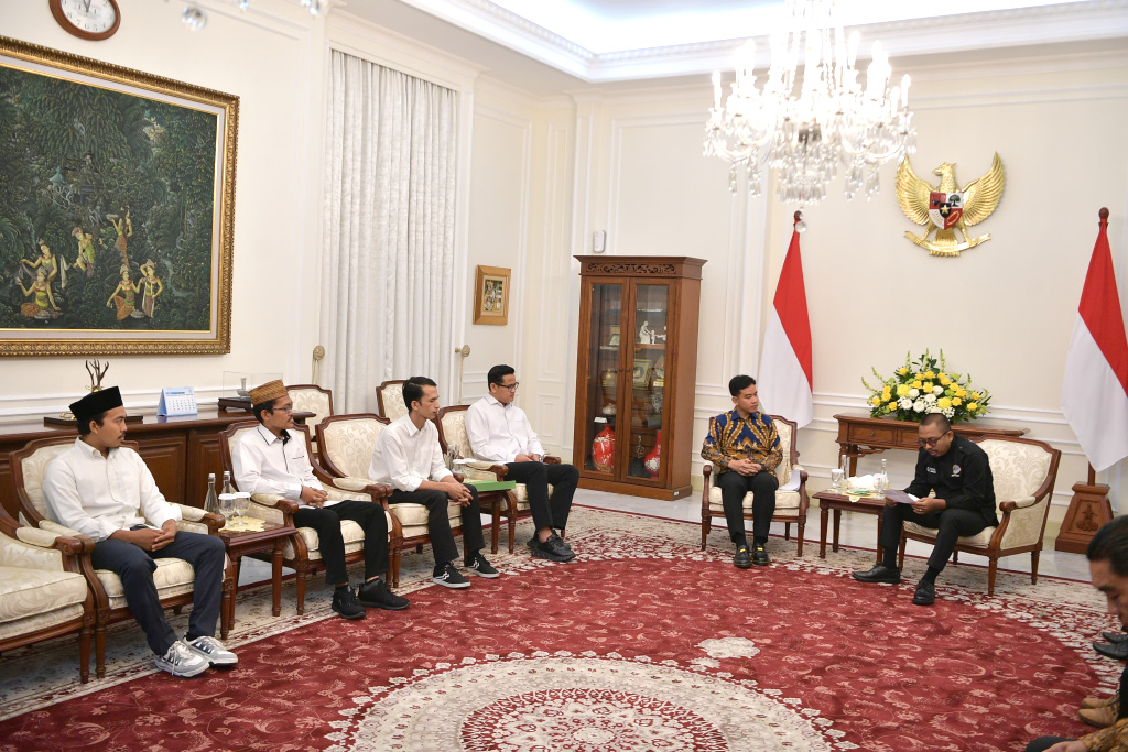 Wakil Presiden Gibran Rakabuming menerima audiensi dengan Dewan Pimpinan Pusat Persatuan Moderator Nasional (DPP PMN) di Istana Wapres (Ashar/Foto: Setwapres/SinPo.id)