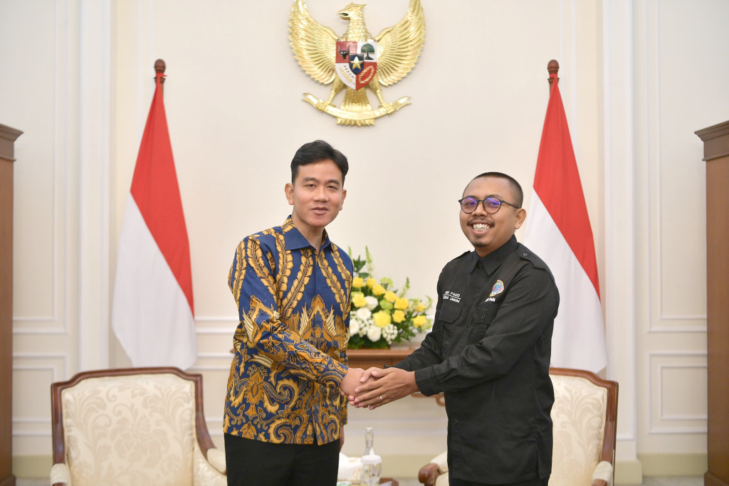 Wakil Presiden Gibran Rakabuming menerima audiensi dengan Dewan Pimpinan Pusat Persatuan Moderator Nasional (DPP PMN) di Istana Wapres (Ashar/Foto: Setwapres/SinPo.id)