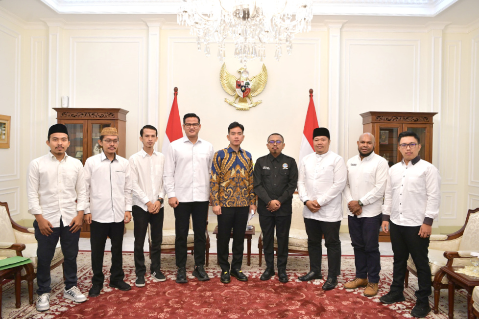 Wakil Presiden Gibran Rakabuming menerima audiensi dengan Dewan Pimpinan Pusat Persatuan Moderator Nasional (DPP PMN) di Istana Wapres (Ashar/Foto: Setwapres/SinPo.id)