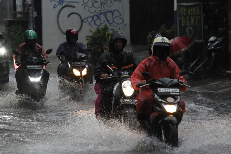 Jakarta hujan deras beberapa ruas jalan di Pos Pongumben (Ashar/SinPo.id)
