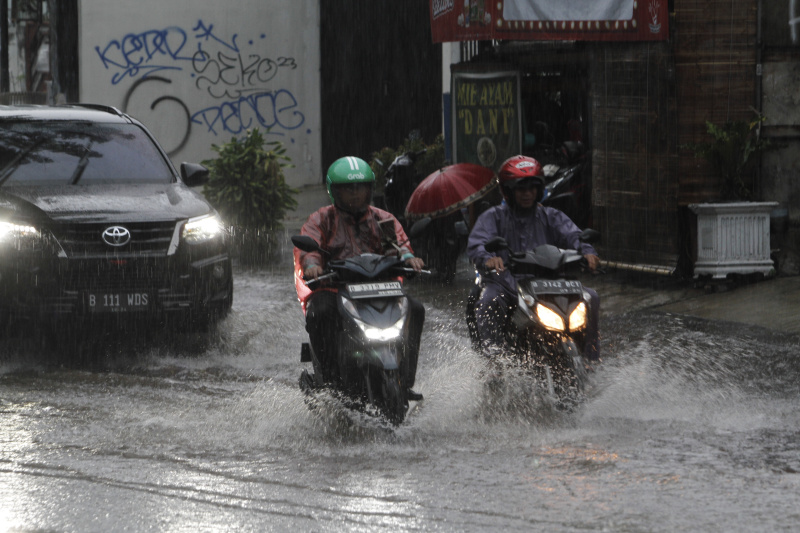 Jakarta hujan deras beberapa ruas jalan di Pos Pongumben (Ashar/SinPo.id)