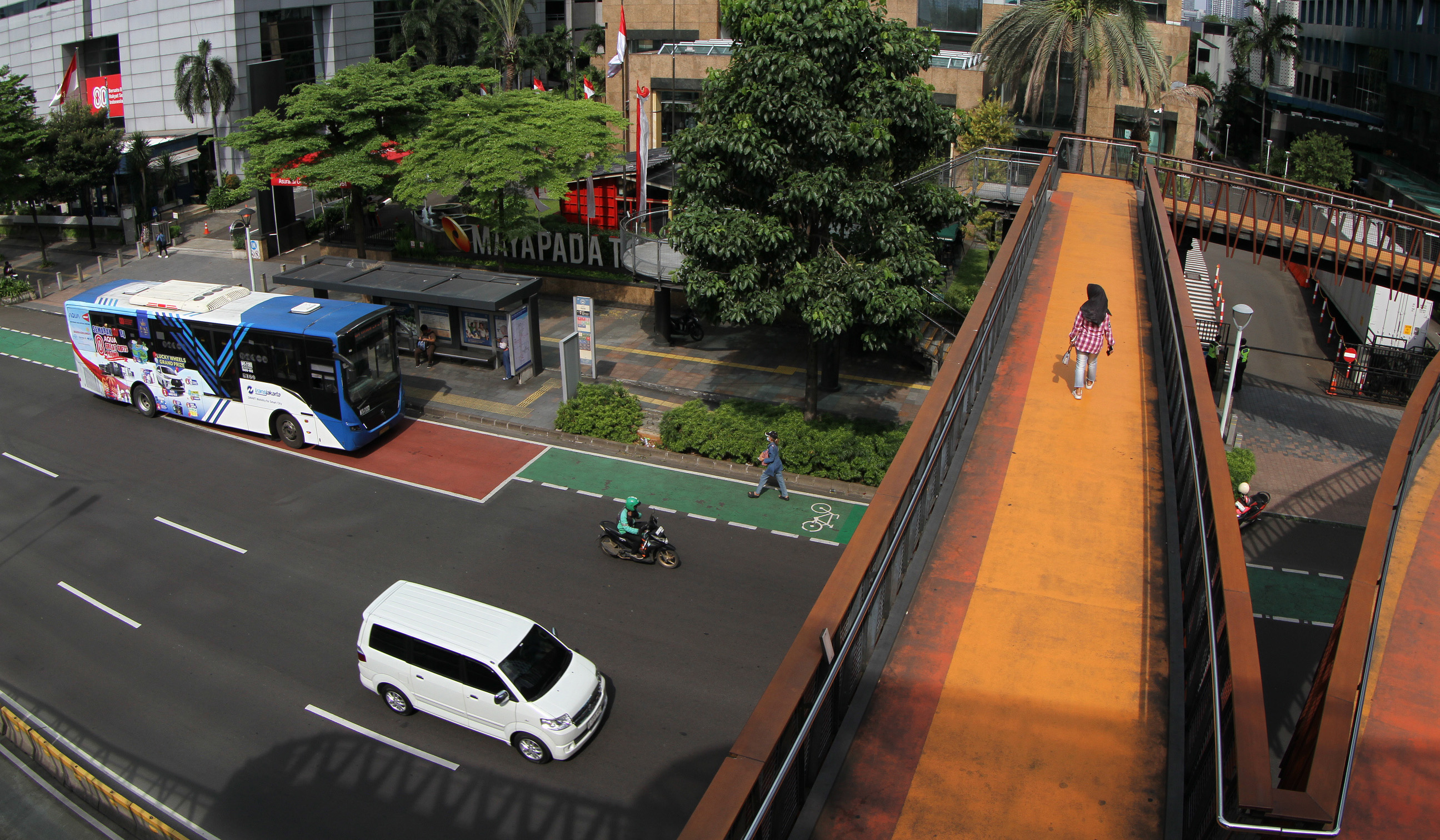 Suasana lalu lintas di jalan Jenderal Sudirman, Jakarta. (Agus Priatna/SinPo.id)