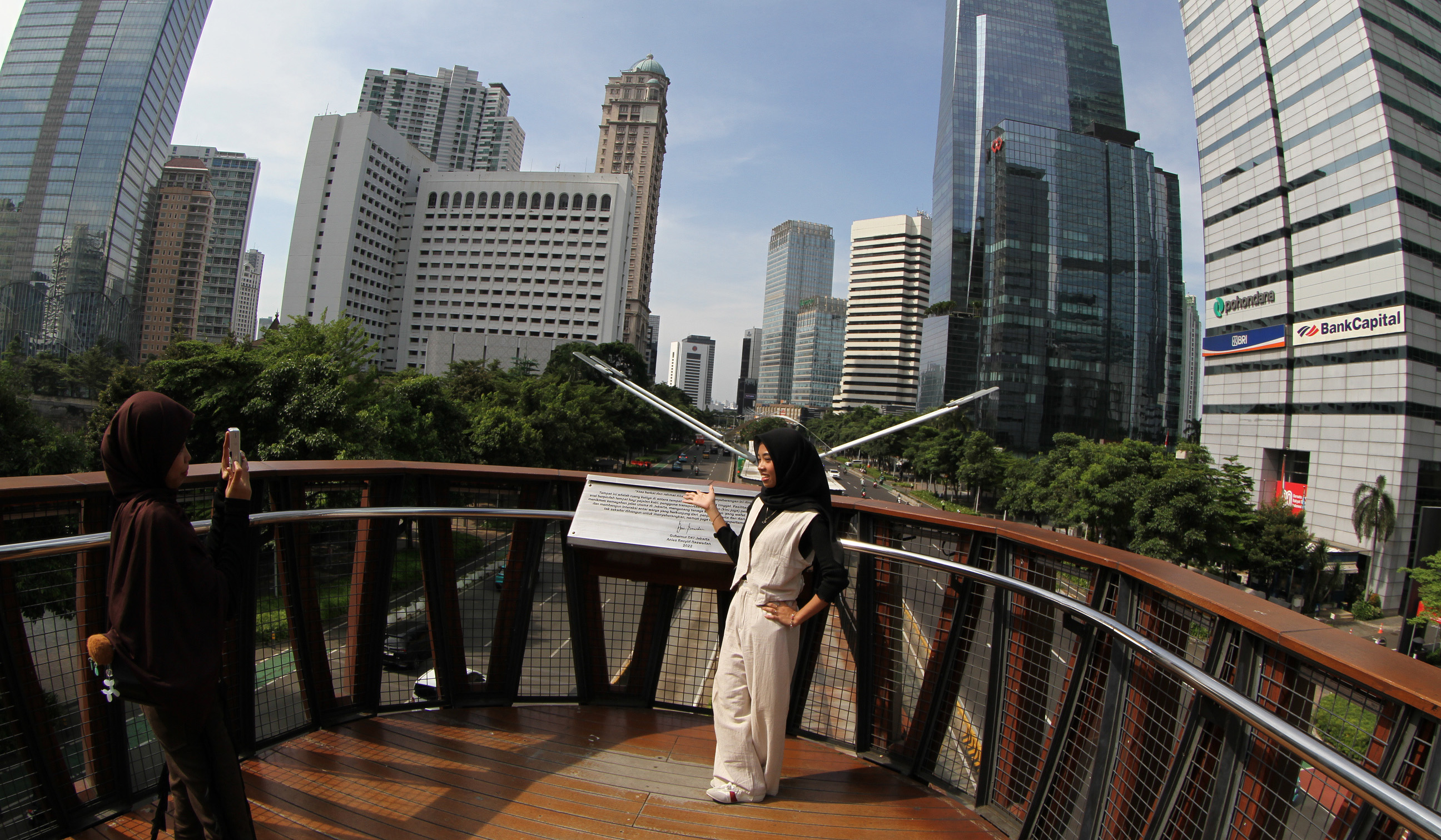 Suasana lalu lintas di jalan Jenderal Sudirman, Jakarta. (Agus Priatna/SinPo.id)