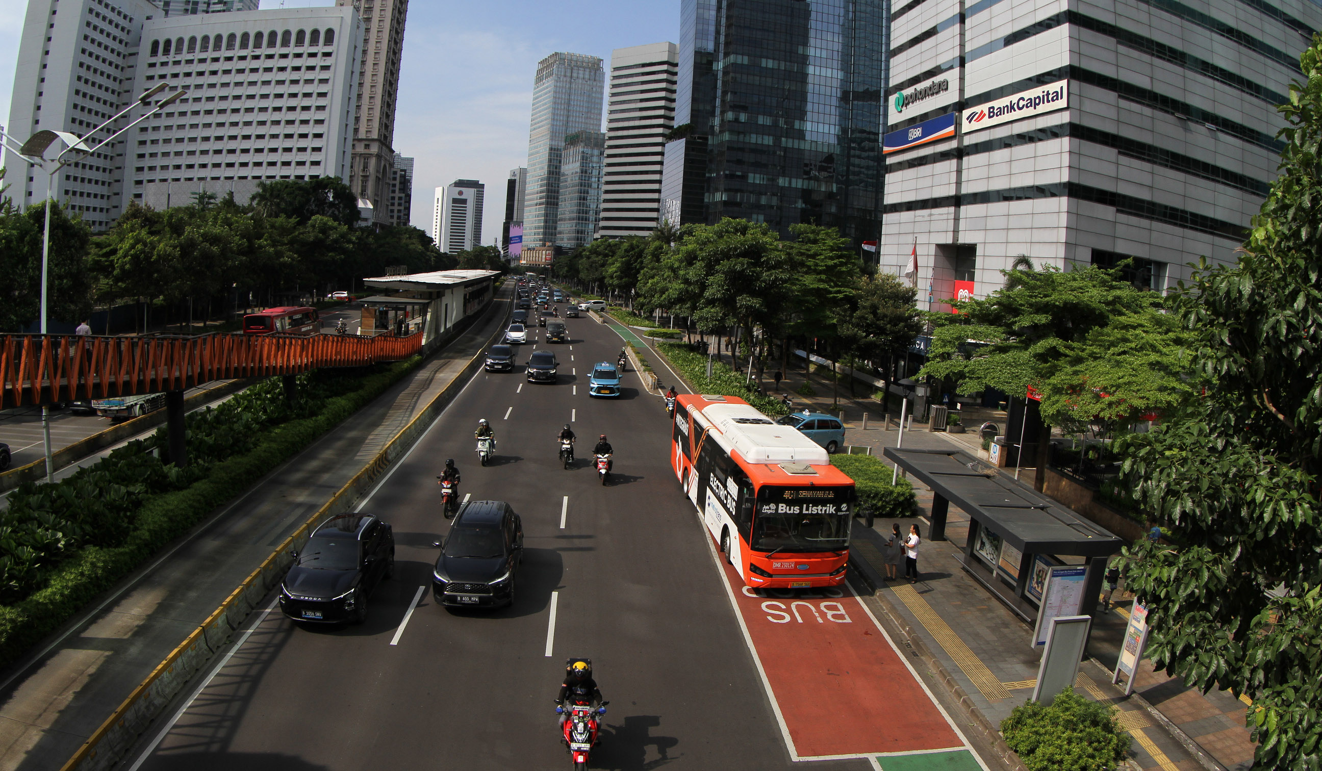 Suasana lalu lintas di jalan Jenderal Sudirman, Jakarta. (Agus Priatna/SinPo.id)