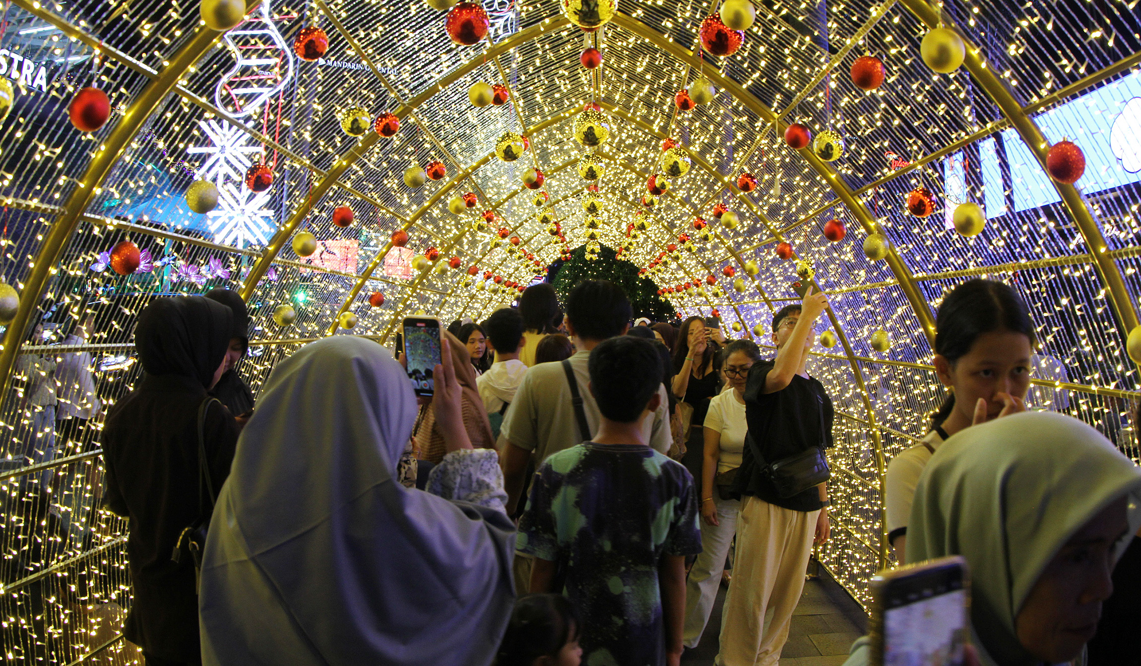 Jakarta Light Festival 2025 di Bundaran HI. (Agus Priatna/SinPo.id)