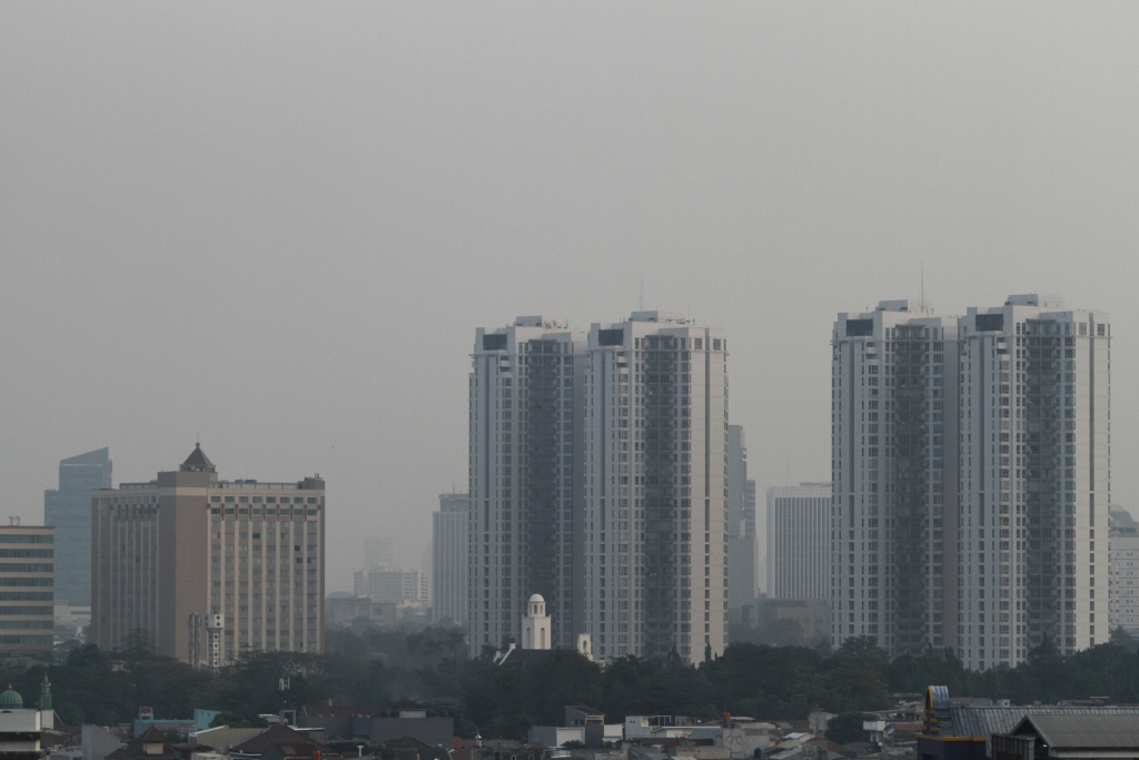 Jakarta akhir-akhir bulan Juni ini masuk peringkat pertama udara polusi terburuk (Ashar/SinPo.id)