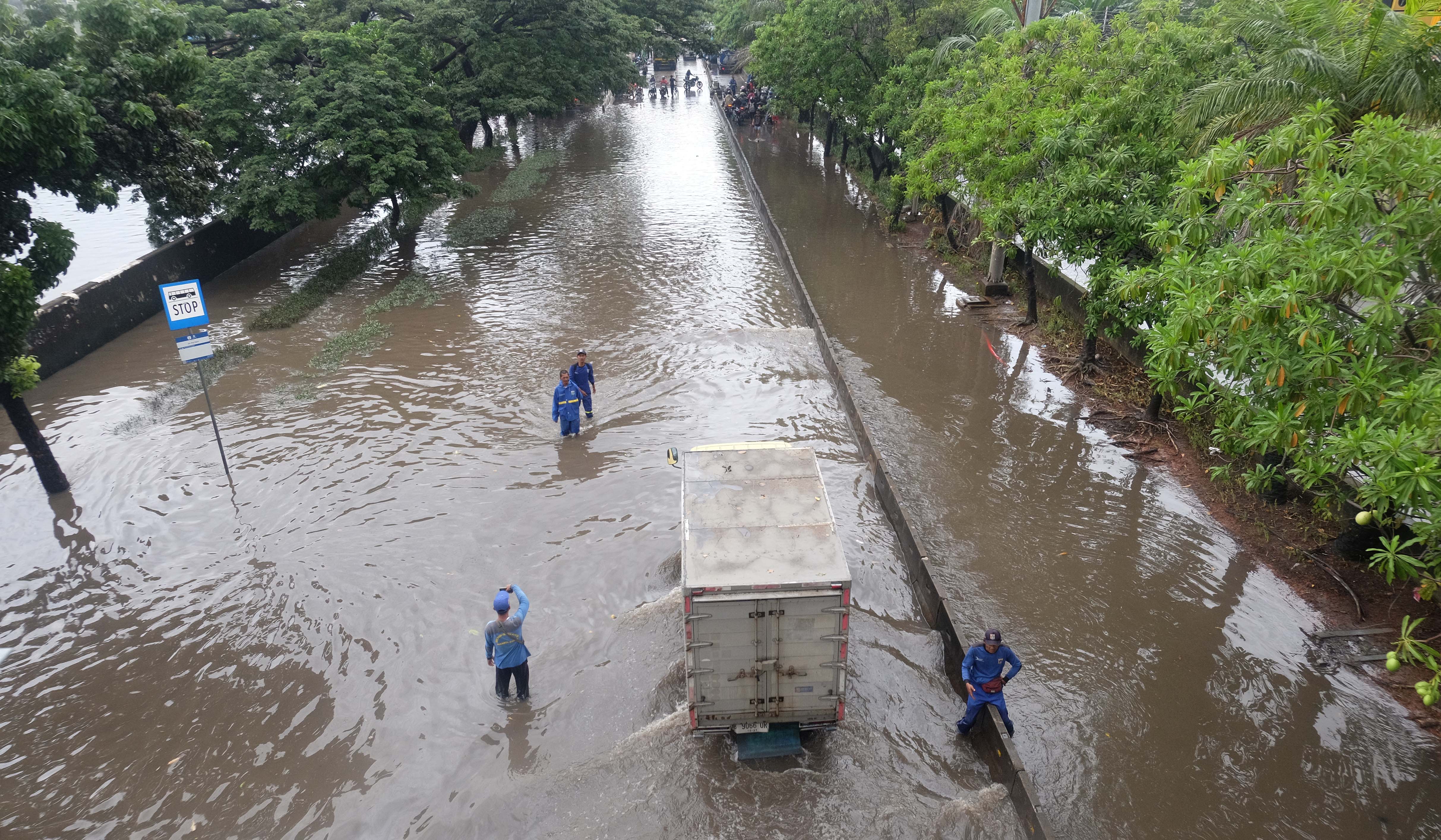 Banjir di jalan Daan Mogot. (Agus Priatna/SinPo.id)