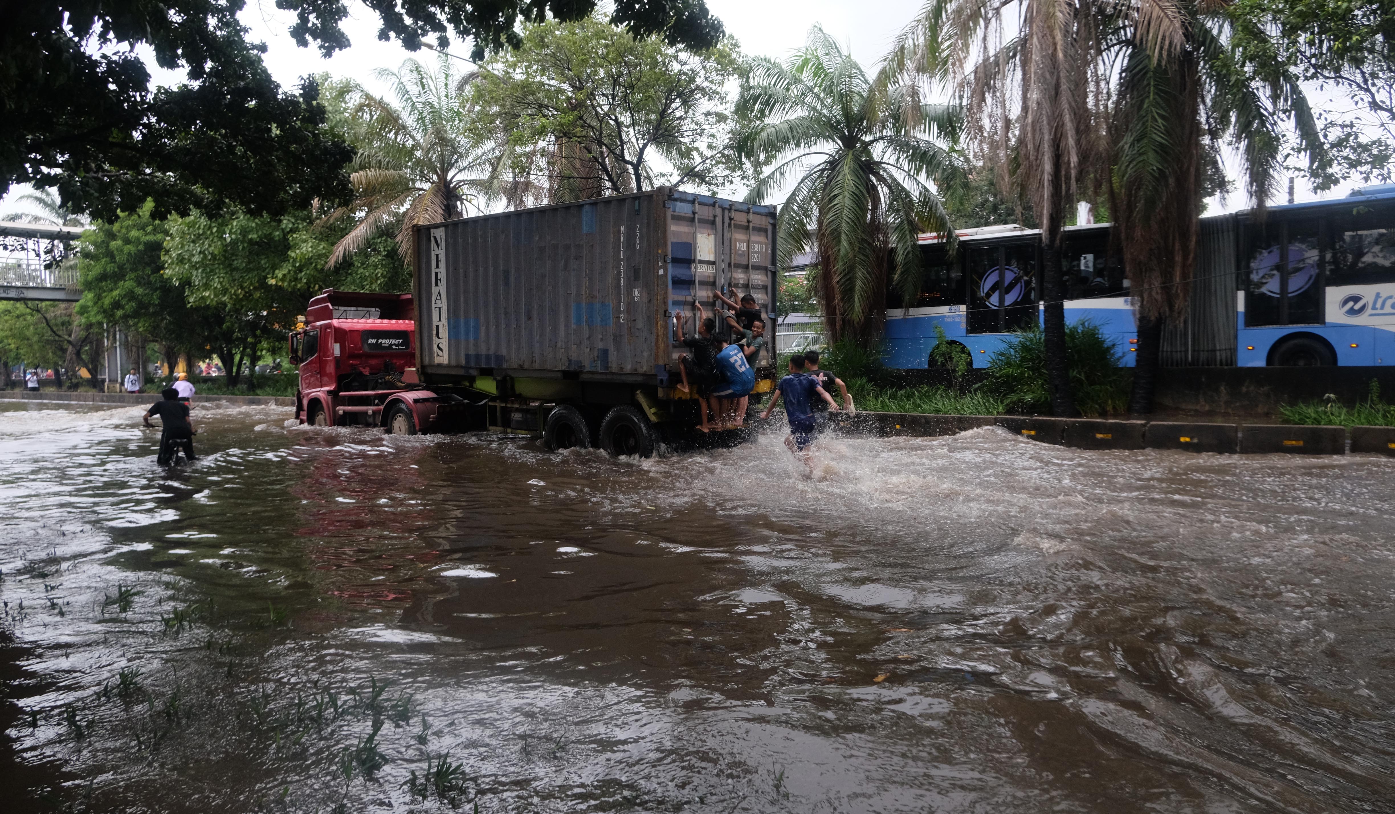 Banjir di jalan Daan Mogot. (Agus Priatna/SinPo.id)