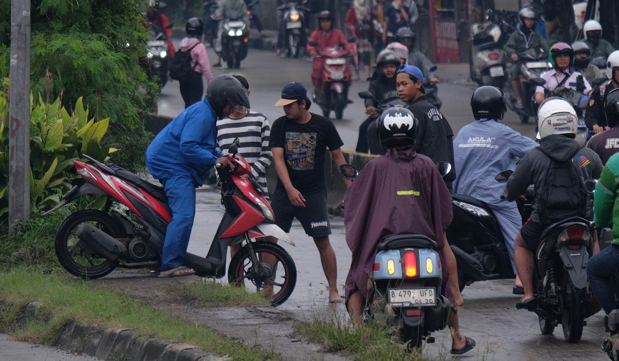 Banjir di jalan Daan Mogot. (Agus Priatna/SinPo.id)