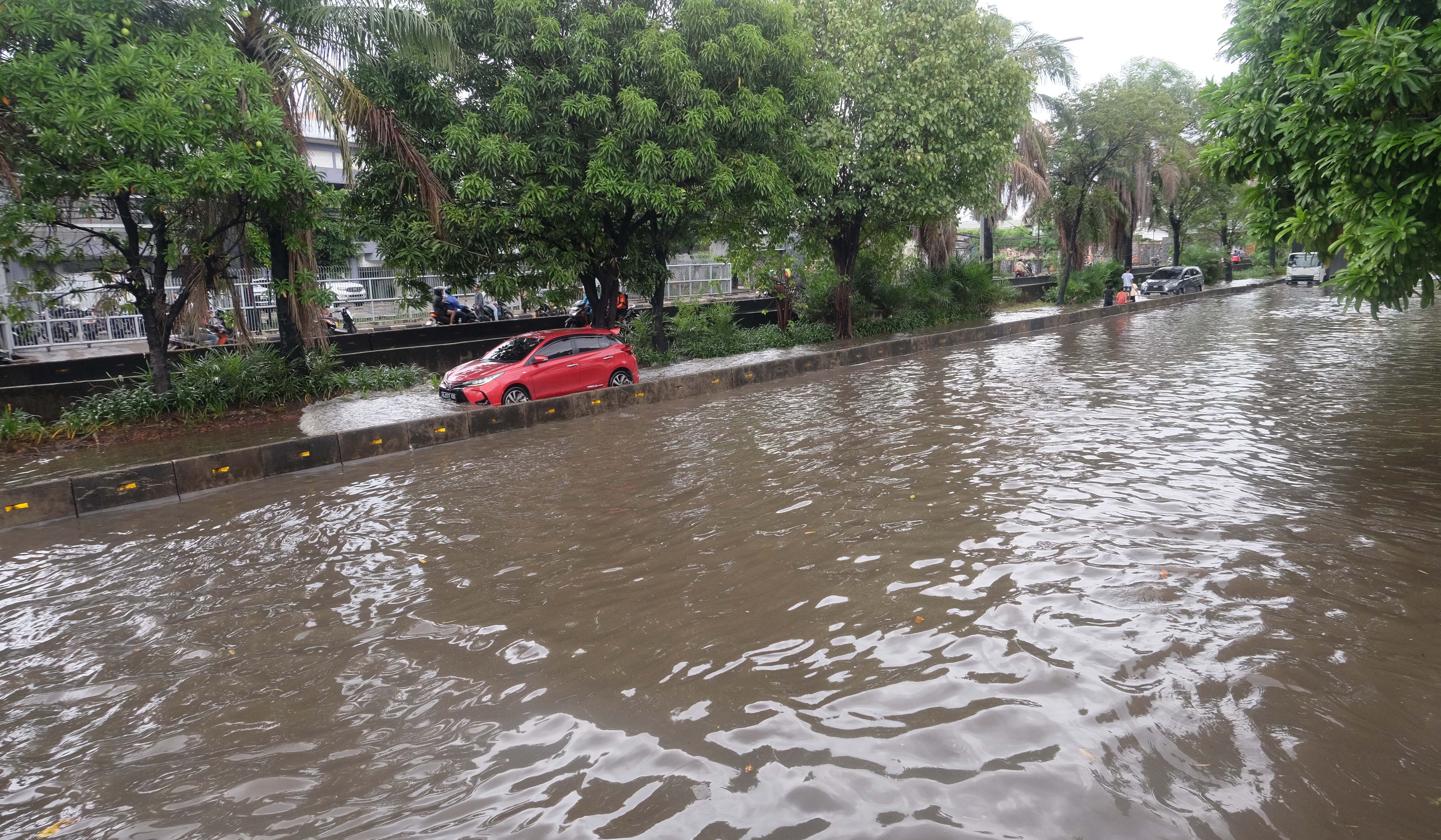 Banjir di jalan Daan Mogot. (Agus Priatna/SinPo.id)