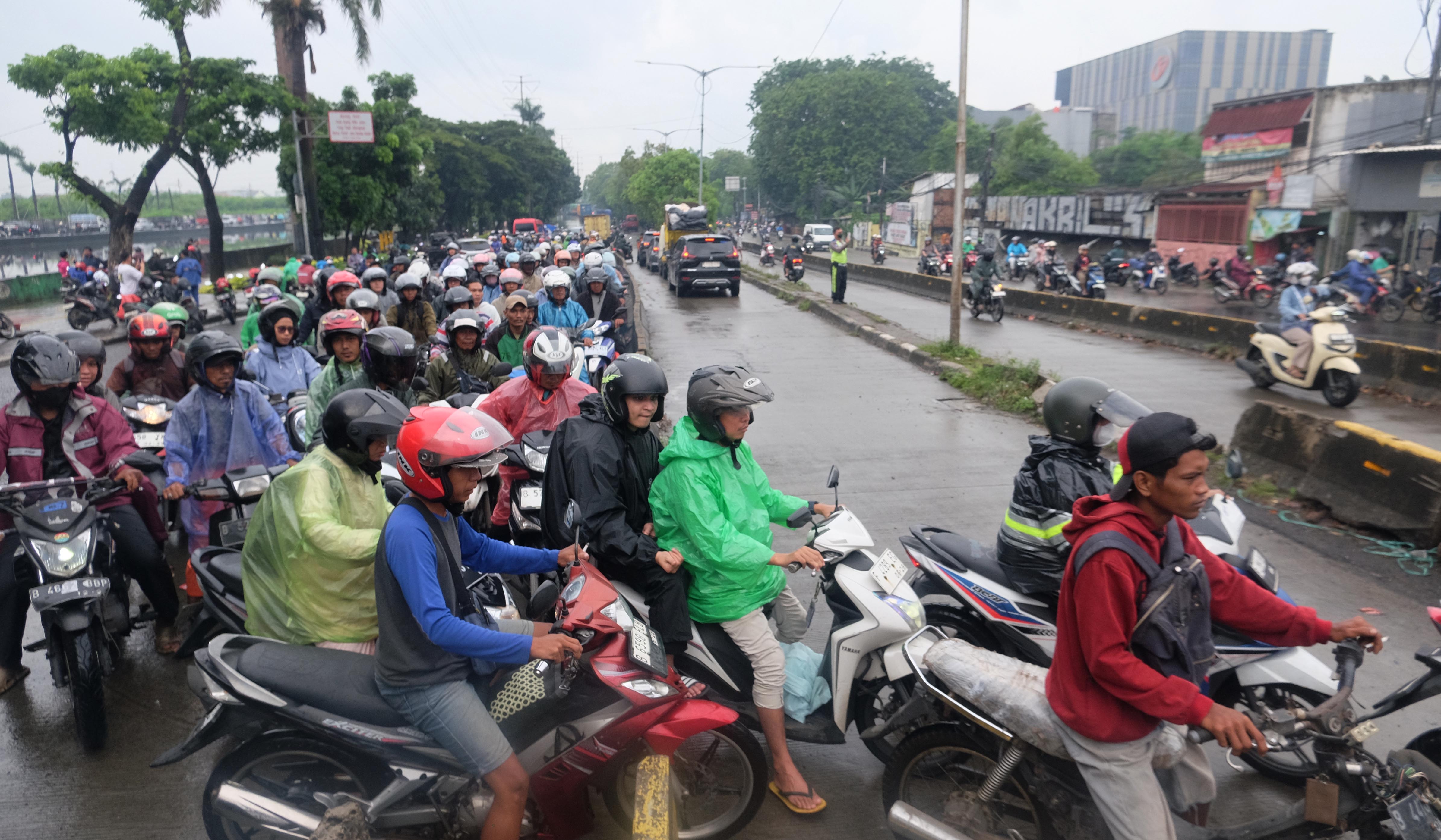 Banjir di jalan Daan Mogot. (Agus Priatna/SinPo.id)