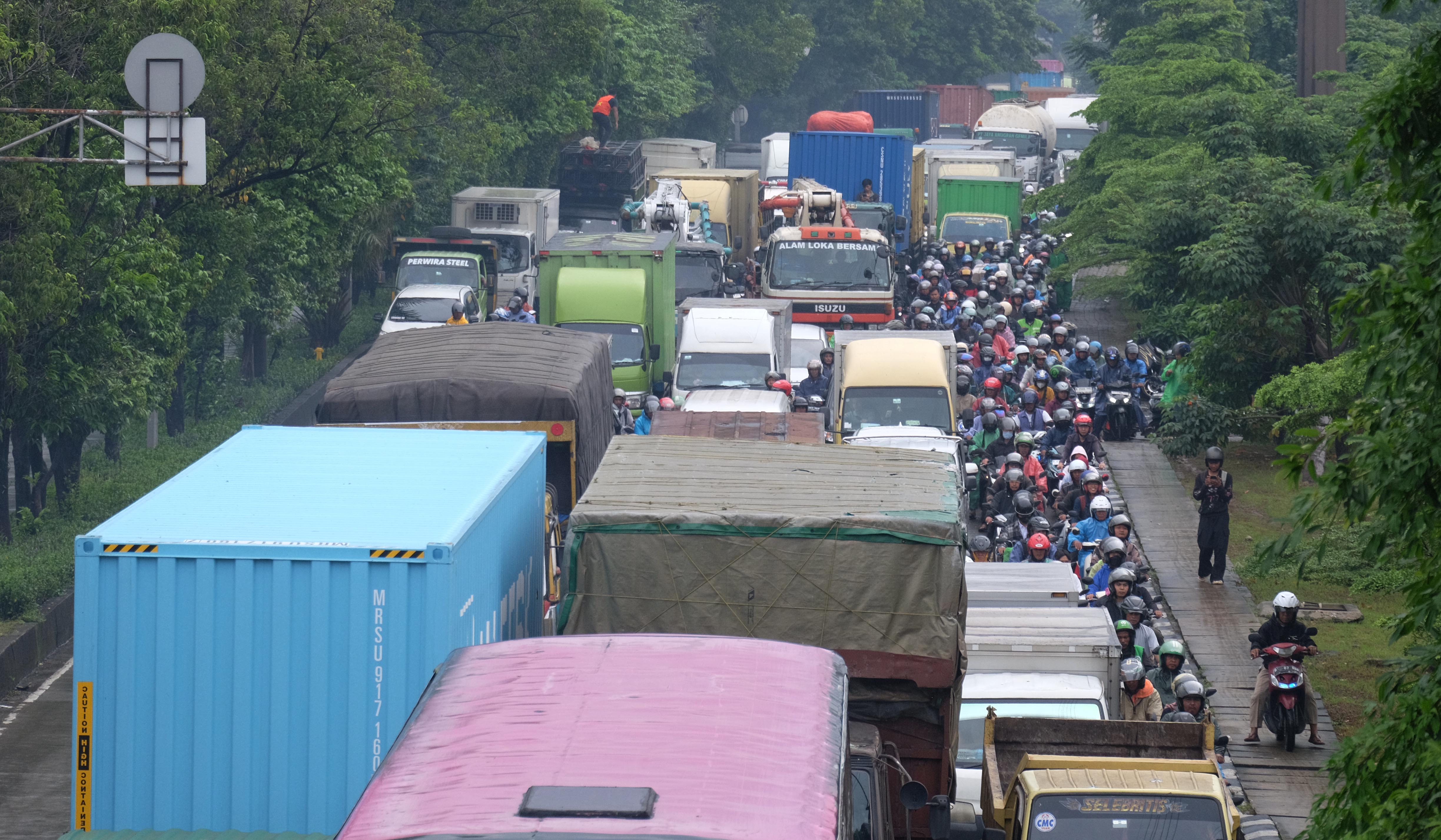 Banjir di jalan Daan Mogot. (Agus Priatna/SinPo.id)