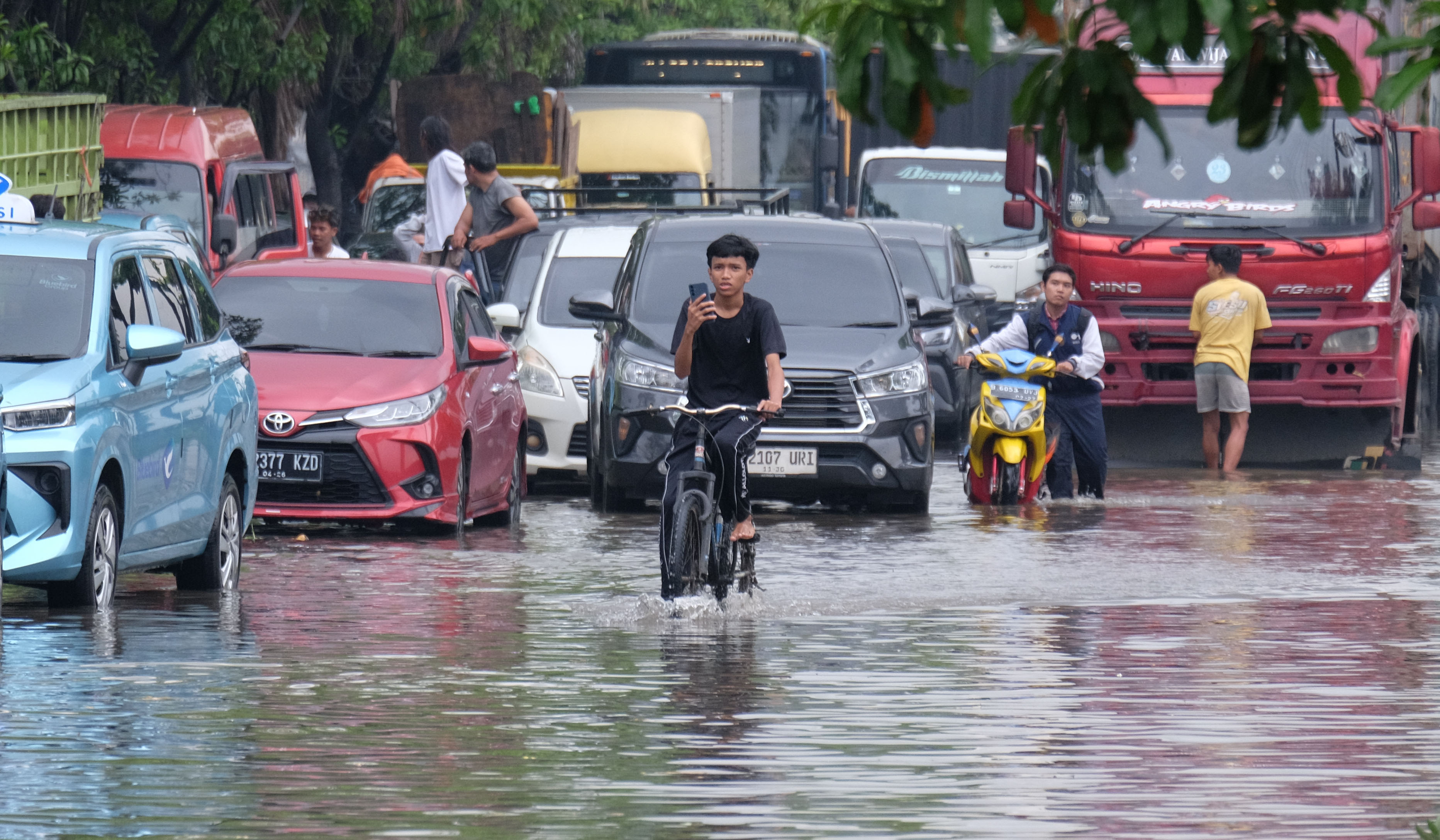 Banjir di jalan Daan Mogot. (Agus Priatna/SinPo.id)