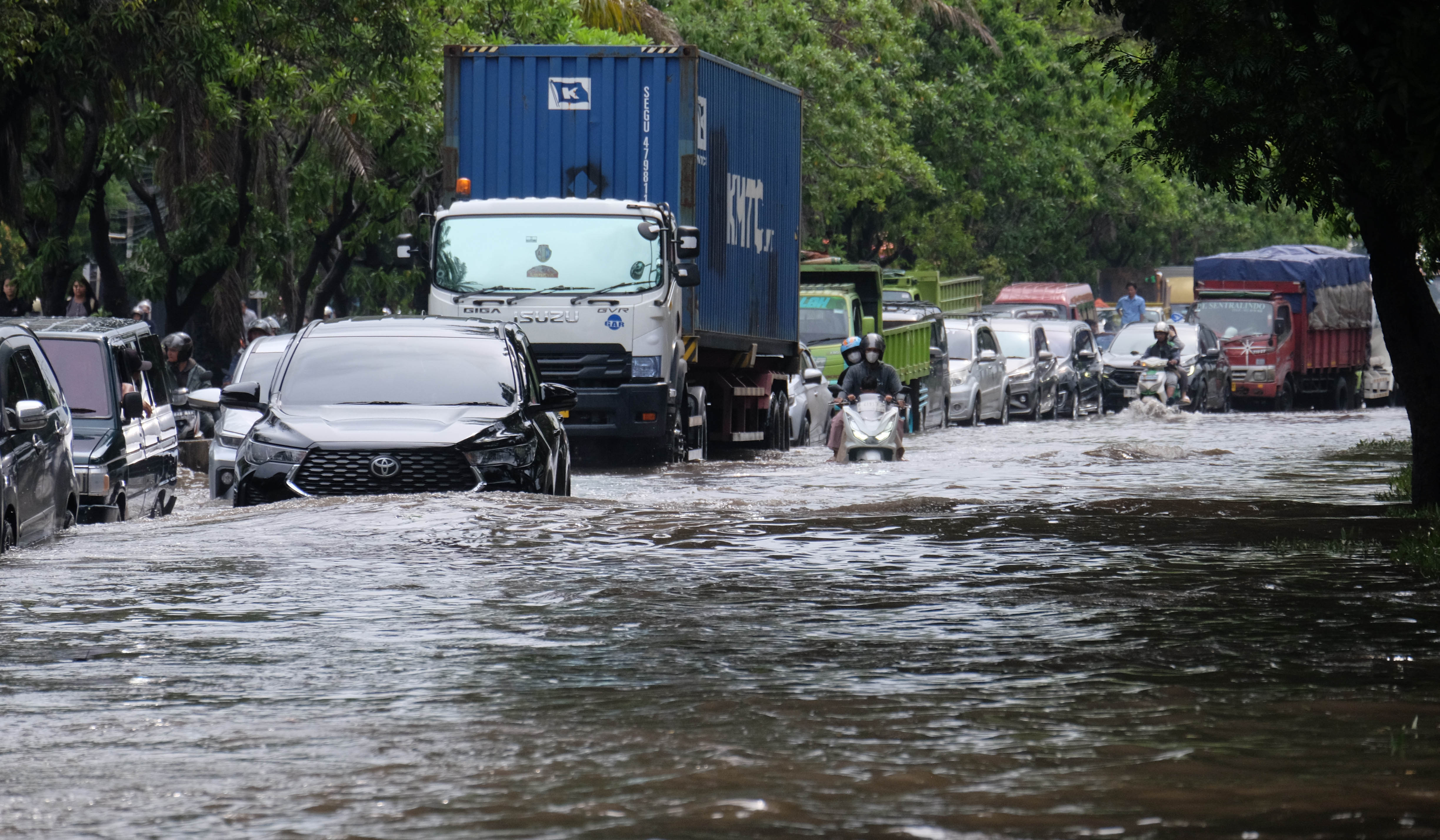 Banjir di jalan Daan Mogot. (Agus Priatna/SinPo.id)