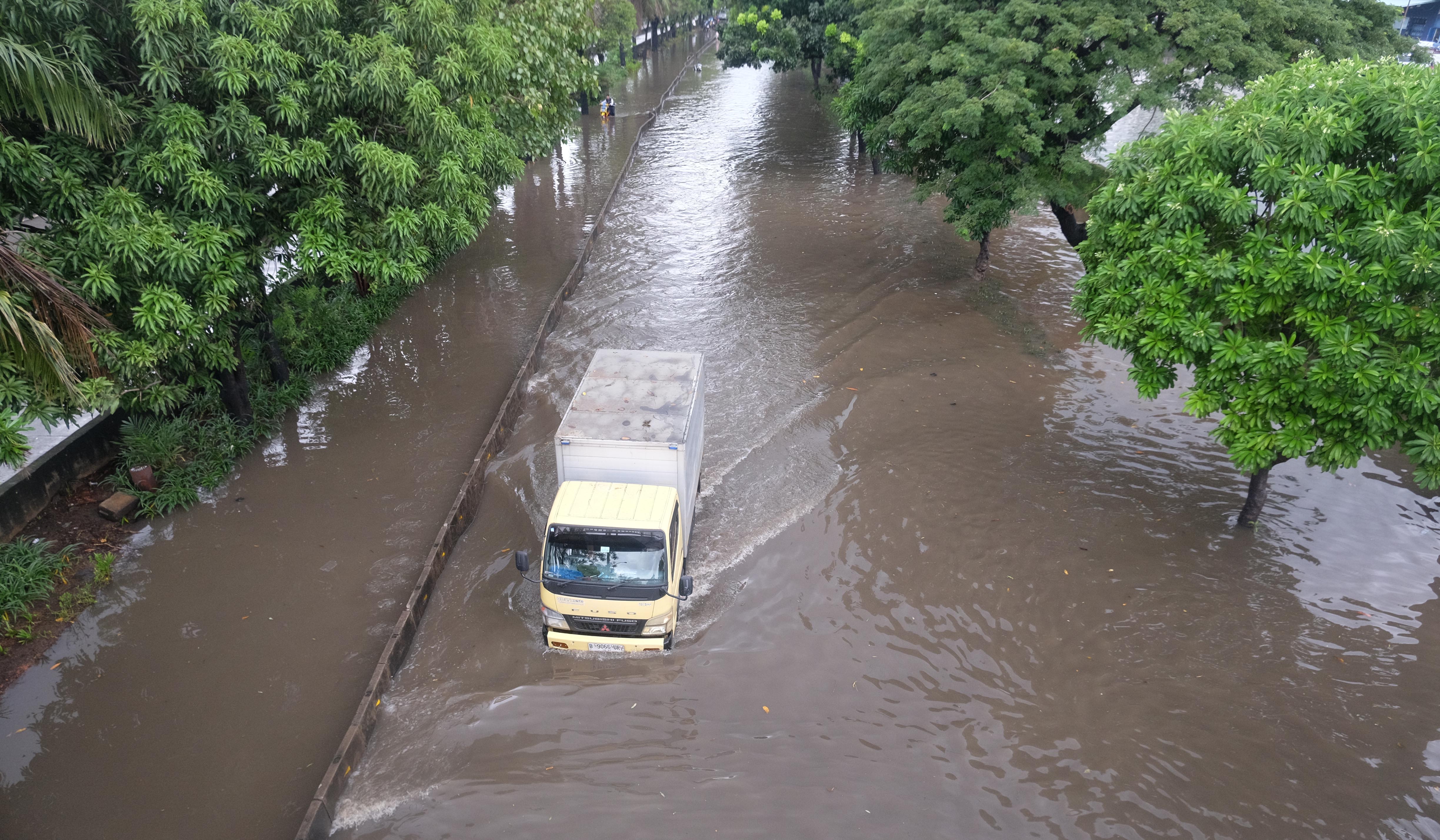 Banjir di jalan Daan Mogot. (Agus Priatna/SinPo.id)