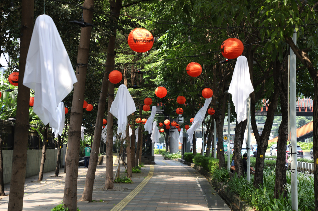 Sepanjang jalan trotoar Sudirman dihiasi oleh ornament halloween (Ashar/SinPo.id)