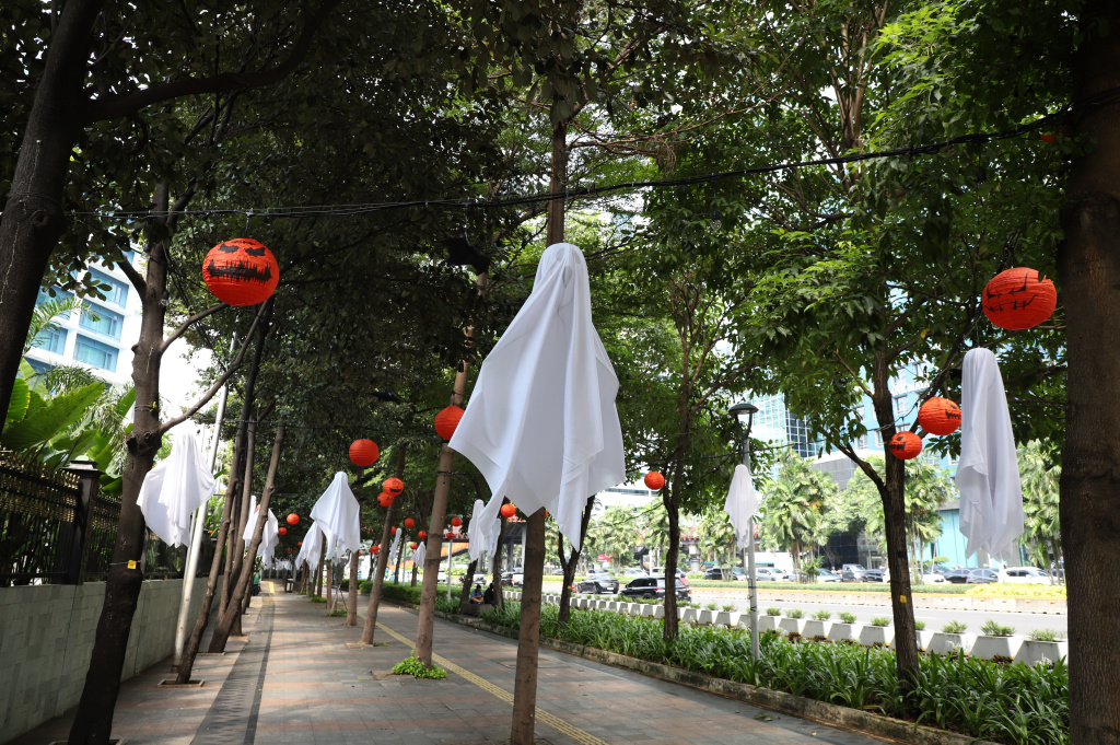 Sepanjang jalan trotoar Sudirman dihiasi oleh ornament halloween (Ashar/SinPo.id)