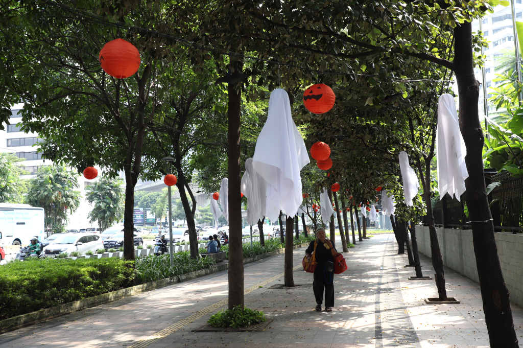 Sepanjang jalan trotoar Sudirman dihiasi oleh ornament halloween (Ashar/SinPo.id)