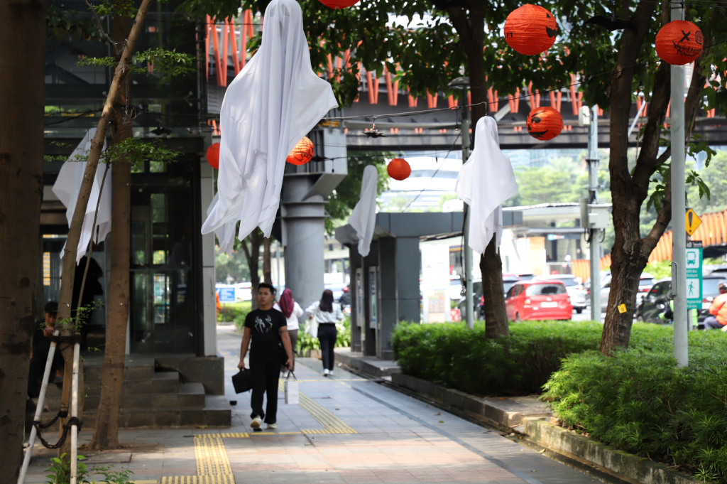 Sepanjang jalan trotoar Sudirman dihiasi oleh ornament halloween (Ashar/SinPo.id)