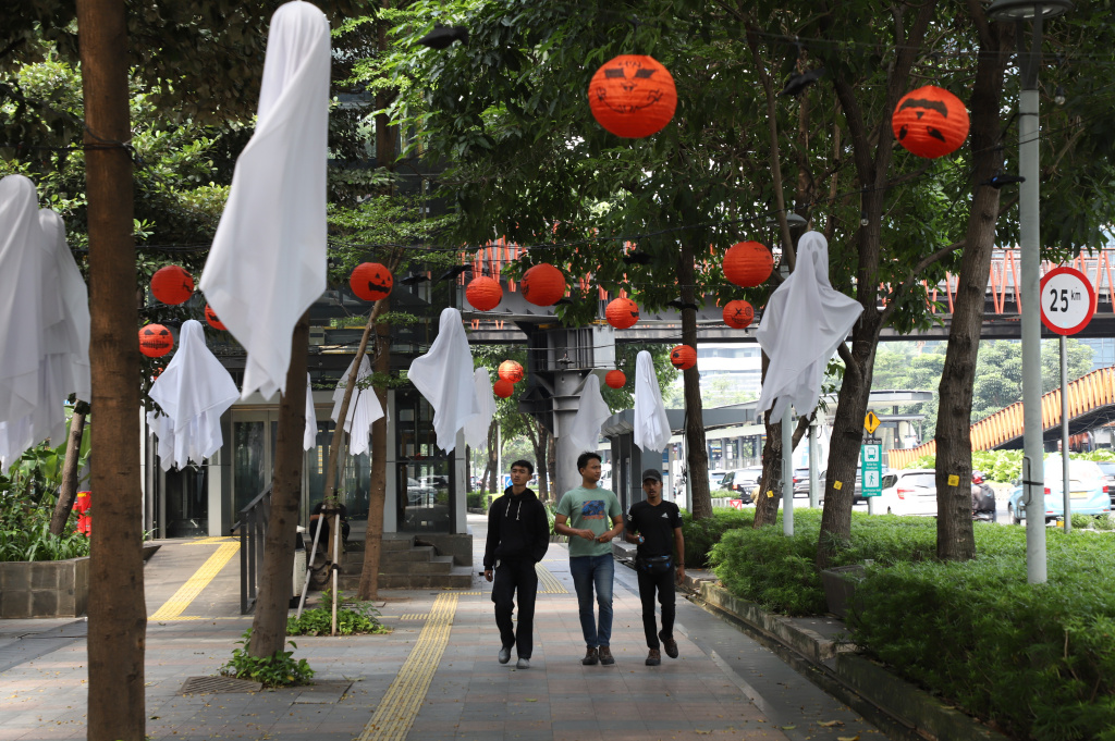 Sepanjang jalan trotoar Sudirman dihiasi oleh ornament halloween (Ashar/SinPo.id)